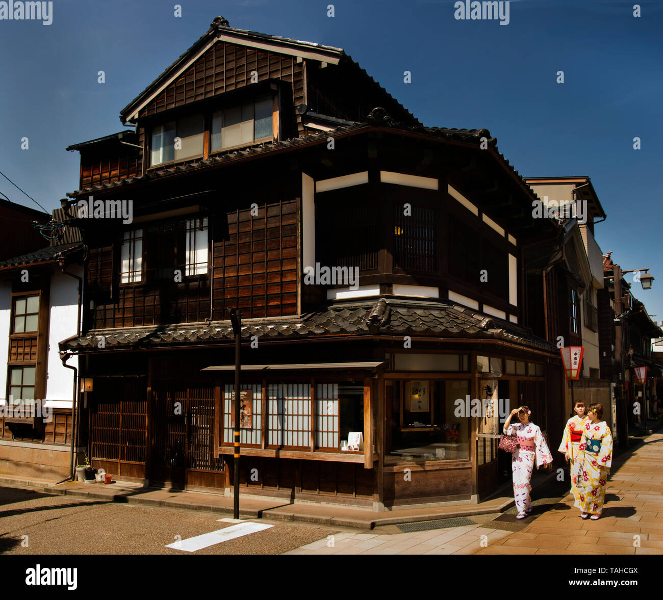 Asien, Japan, Präfektur Ishikawa, Kanazawa (金沢), Kanazawa Geisha District, traditionellen Teehaus mit Geisha girls Stockfoto