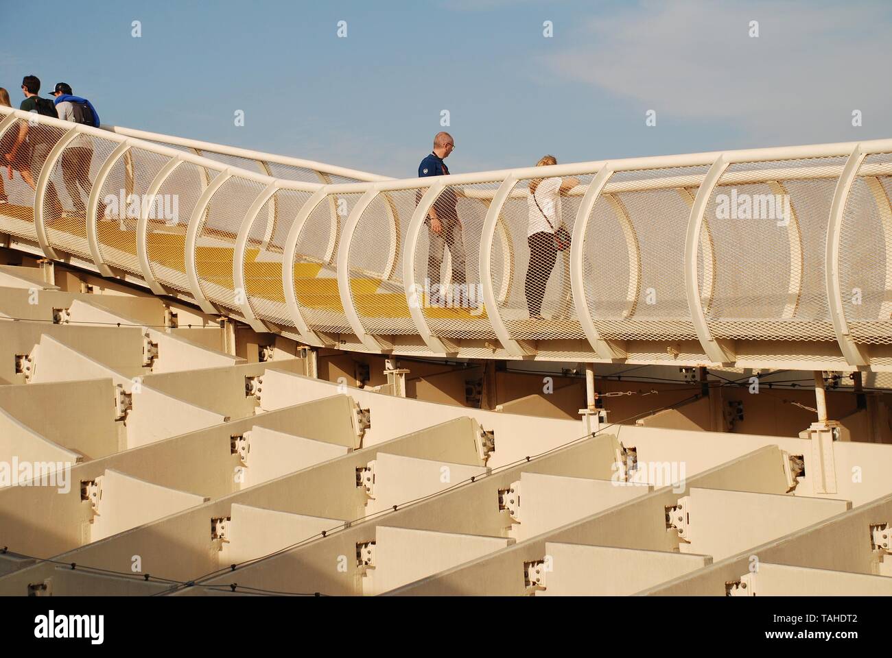 Der Gehweg auf dem Dach des Metropol Parasol in Sevilla, Spanien am 2. April 2019. 2011 fertiggestellt, der Aufbau ist wie Las Setas de Sevilla. Stockfoto