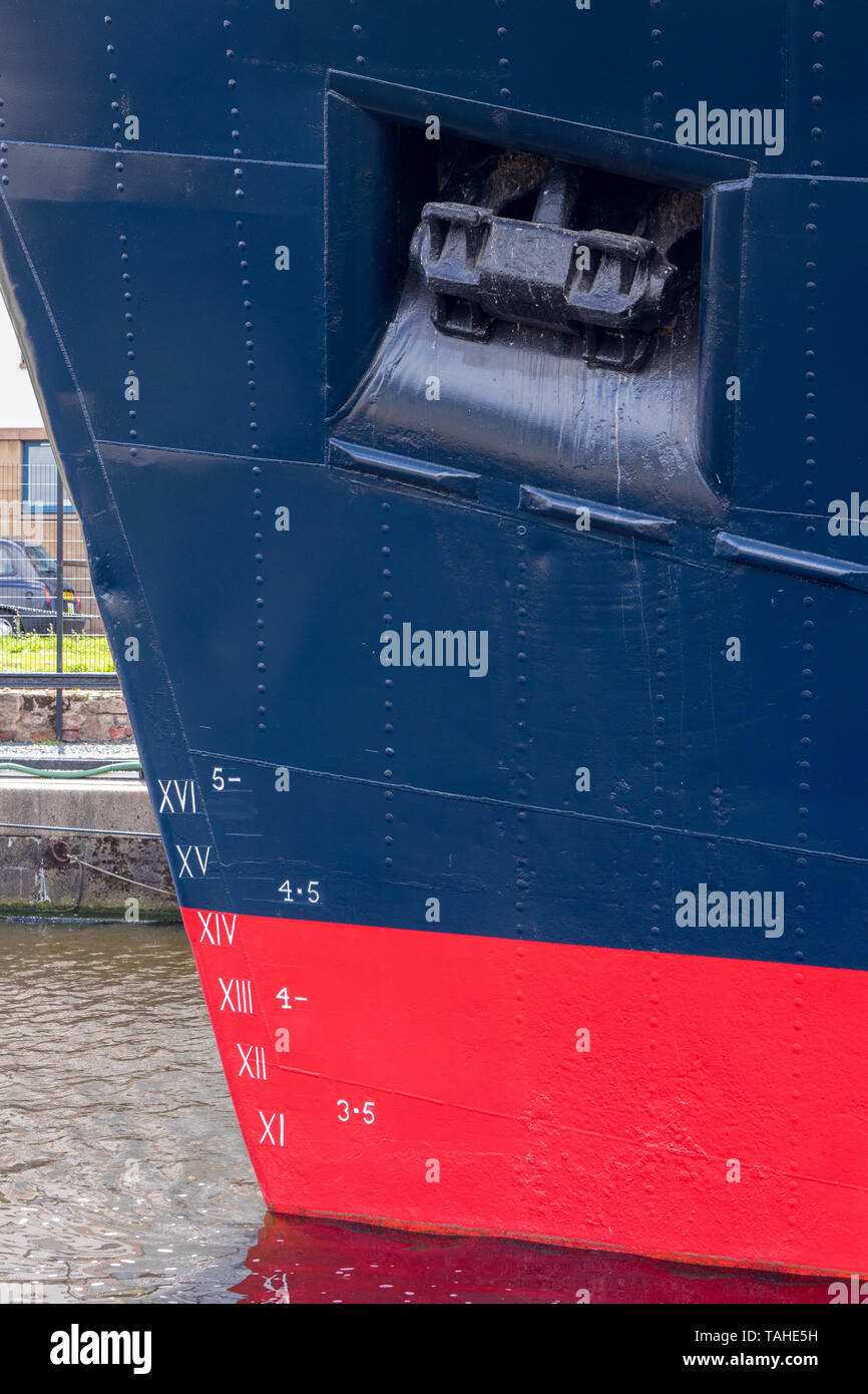 Der Bug eines Schiffes mit Stahlplatten und Nieten gebaut Stockfoto