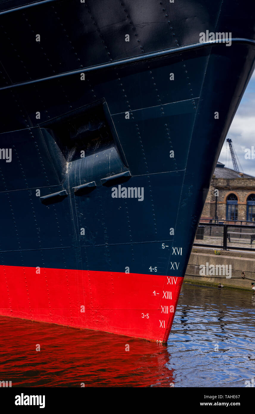 Der Bug eines Schiffes mit Stahlplatten und Nieten gebaut Stockfoto