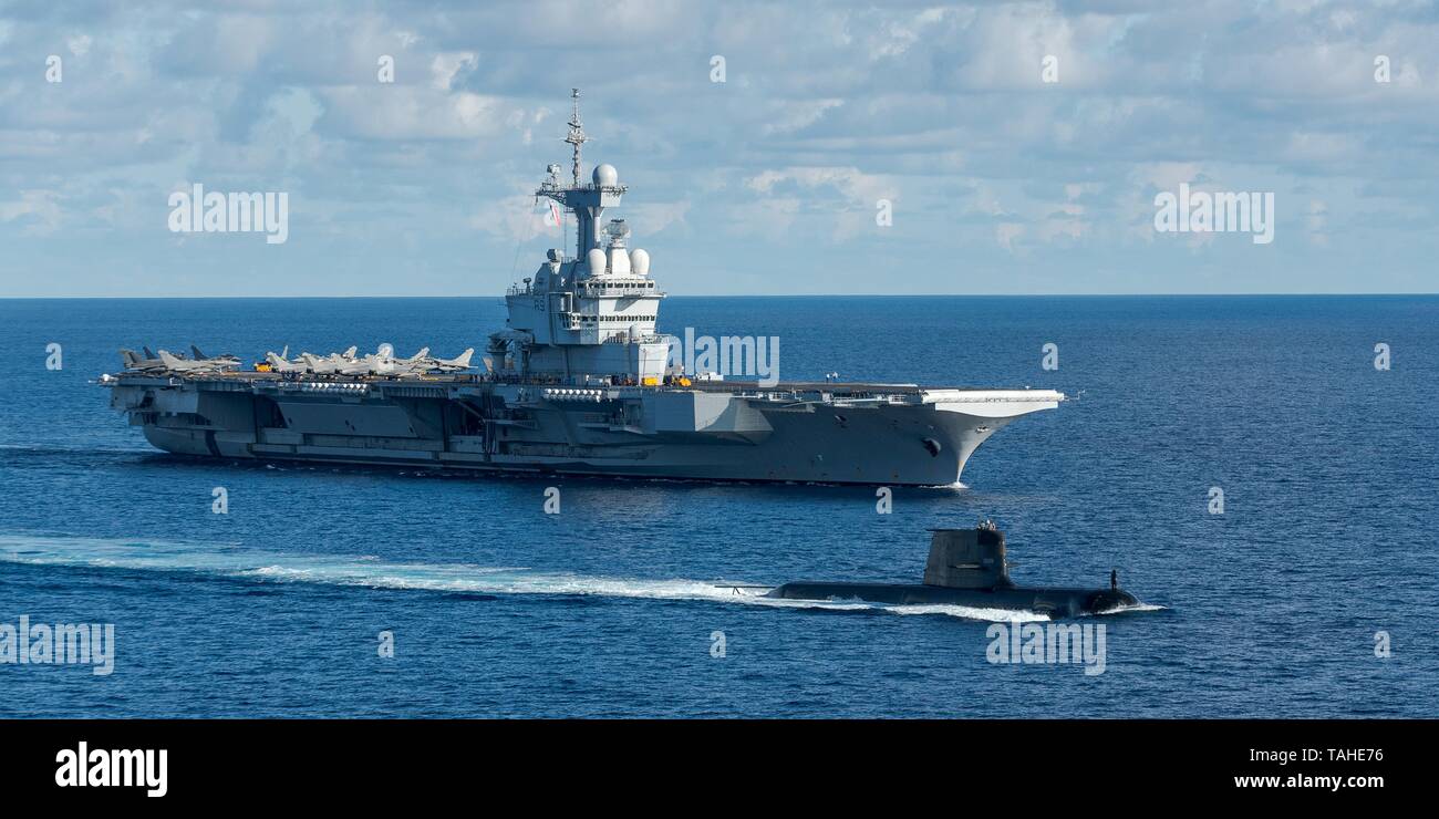 Die Franzosische Marine Flugzeugtrager Fs Charles De Gaulle Segel Neben Der Royal Australian Navy U Boot Hmas Collins Wahrend Der Ubung La Perouse Mai 22 19 In Die Bucht Von Bengalen Stockfotografie Alamy