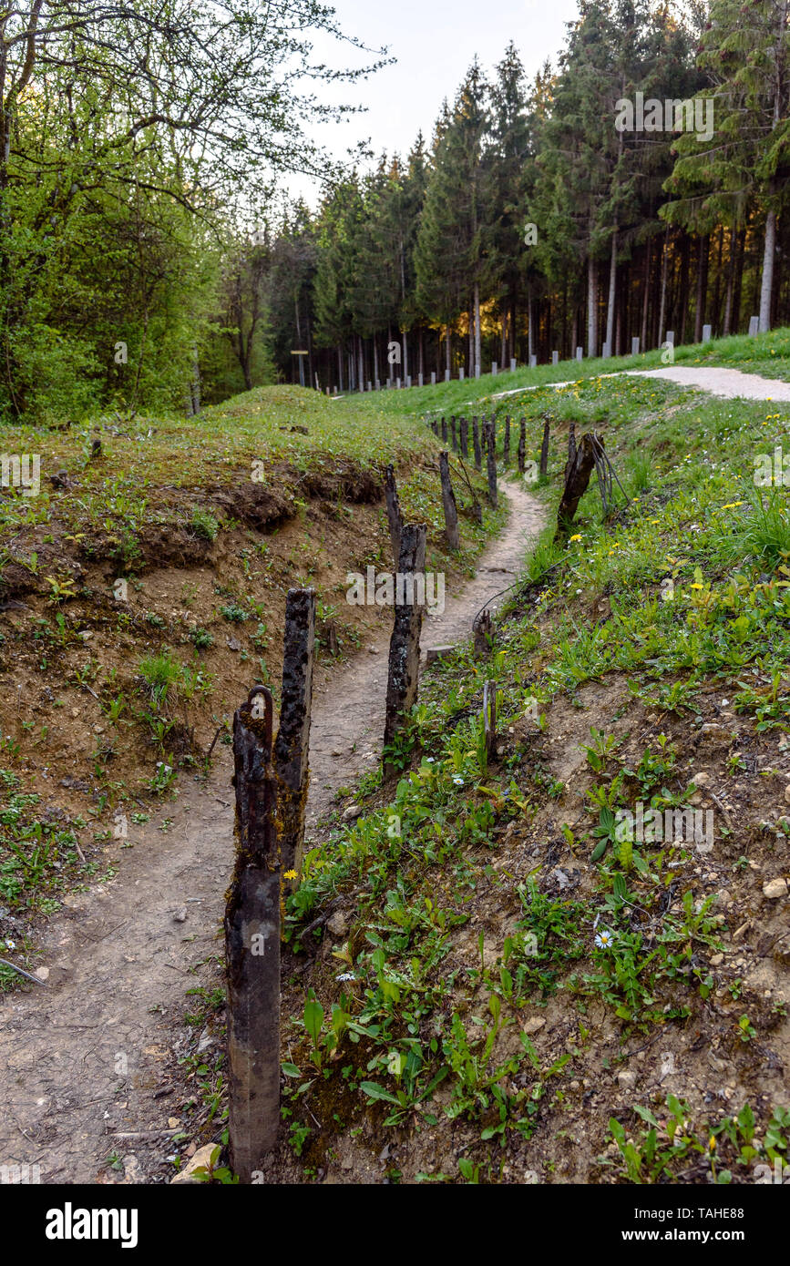 Die Überreste von einem Graben neben dem Fort Douaumont aus der Schlacht von Verdun im Ersten Weltkrieg Stockfoto