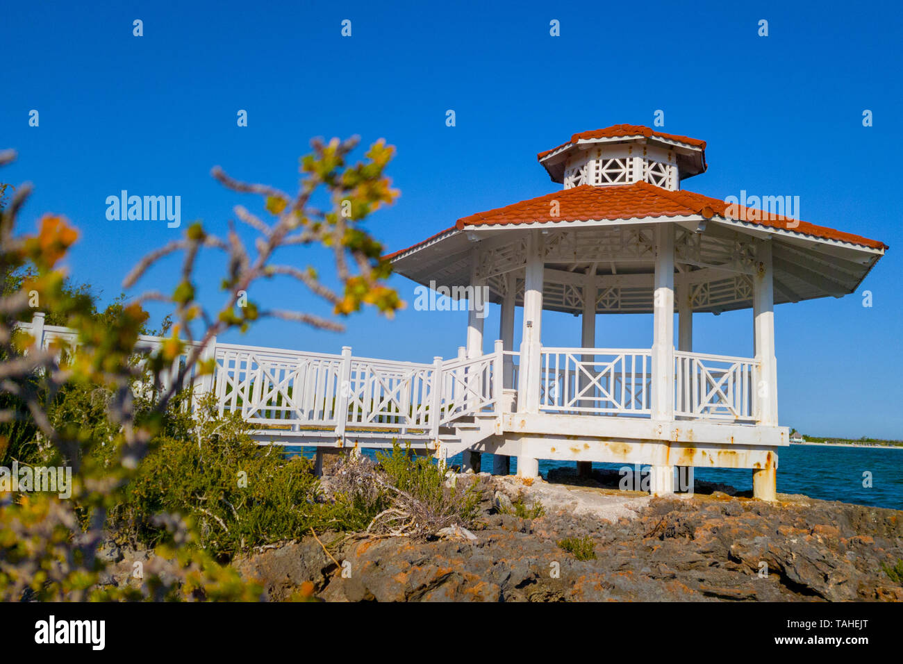 Holz Pavillon weiß lackiert, der am Ufer des Meeres Stockfoto