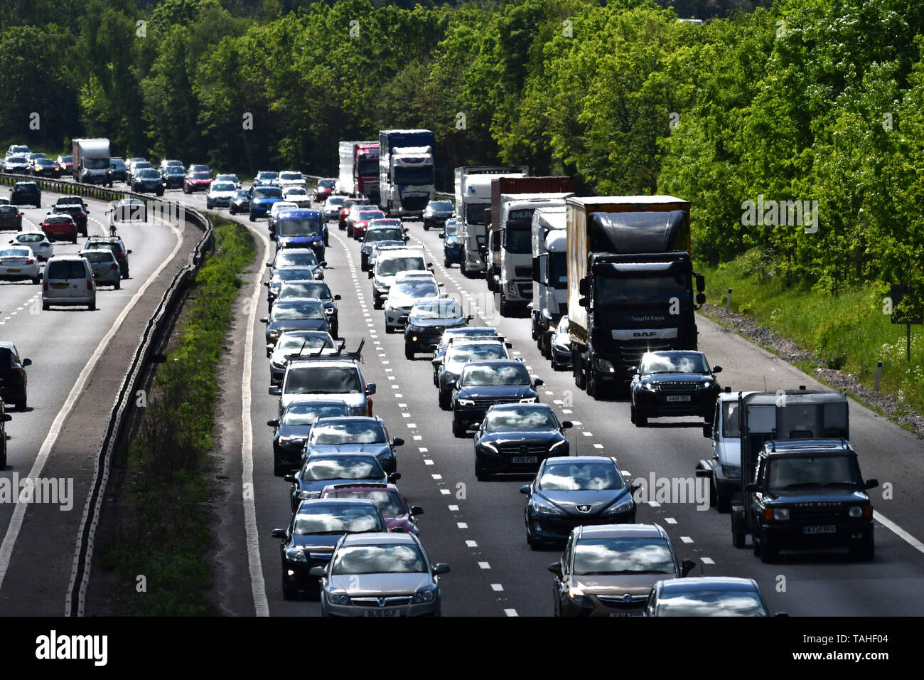 Starker Verkehr auf der Autobahn M40 in der Nähe von Solihull in den West Midlands, wie die Menschen auf der Straße zum Half Term Break. 25. Mai 2019. Stockfoto