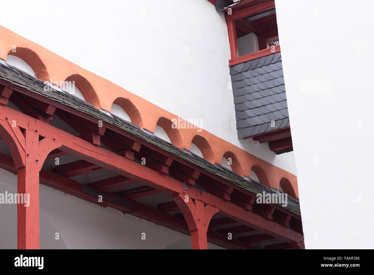 Rot Holz spalten einer weißen mittelalterlichen Gebäude (Deutschland, Europa) Stockfoto