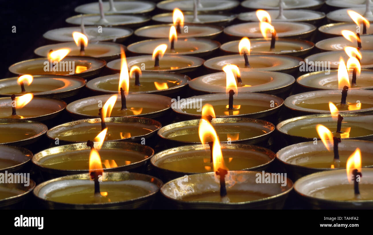 Heilige Butter beleuchtet in einem buddhistischen Tempel zum Gebet, ähnlich wie auch in Diwali Festival für Dekoration verwendet werden. Stockfoto