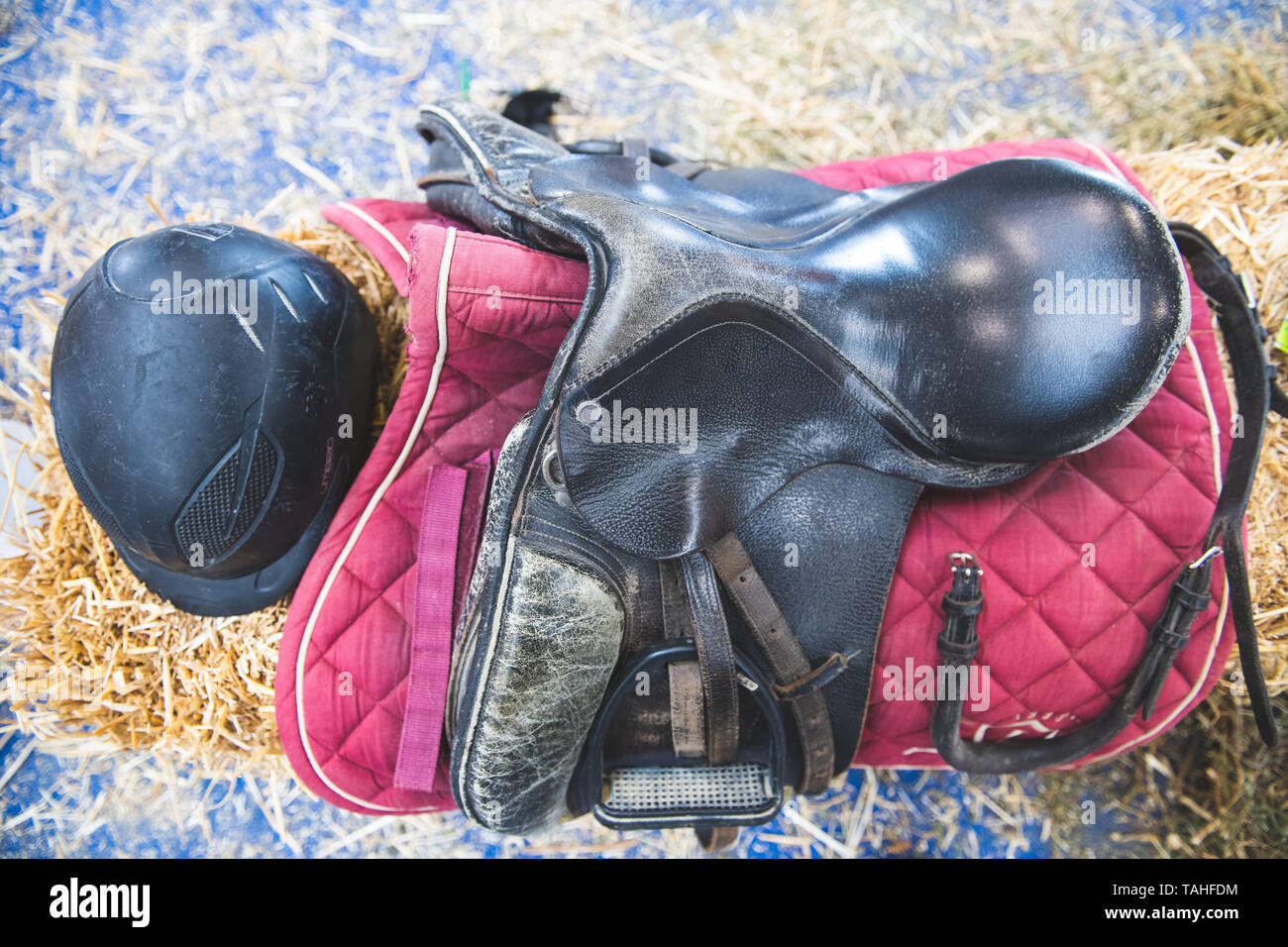 Nahaufnahme der klassischen englischen Stil Reiter und Pferd Sattel in einem Speicher auf tumbleweed Strohballen, englischen Stil reiten Ausrüstung Stockfoto