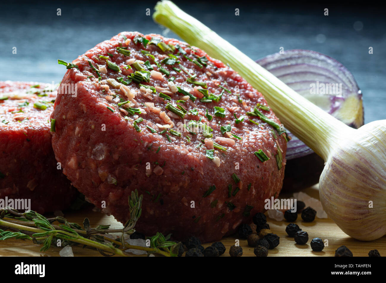 Beef Tatar burger Patty mit Zwiebel, Knoblauch, Thymian, Pfeffer und Himalaya Kristallsalz. Stockfoto