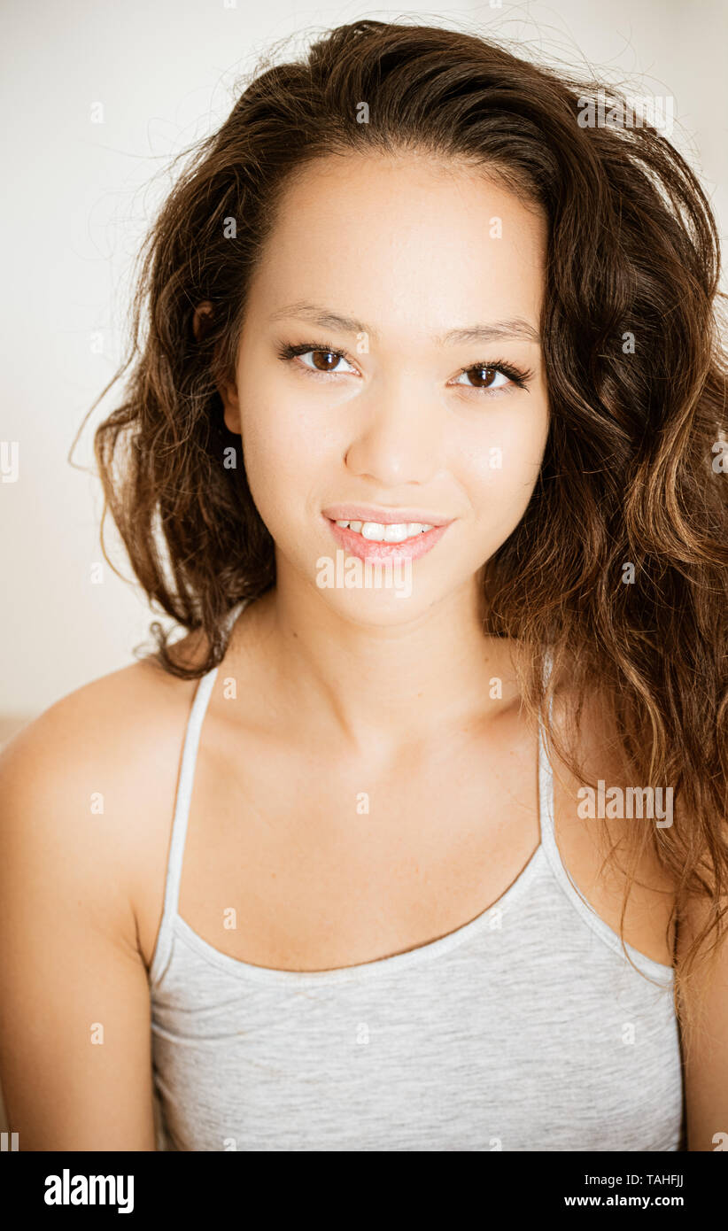 Close up Portrait von junger Teenager asiatischen Mädchen in die Kamera lächeln, fröhliche Frau suchen Stockfoto