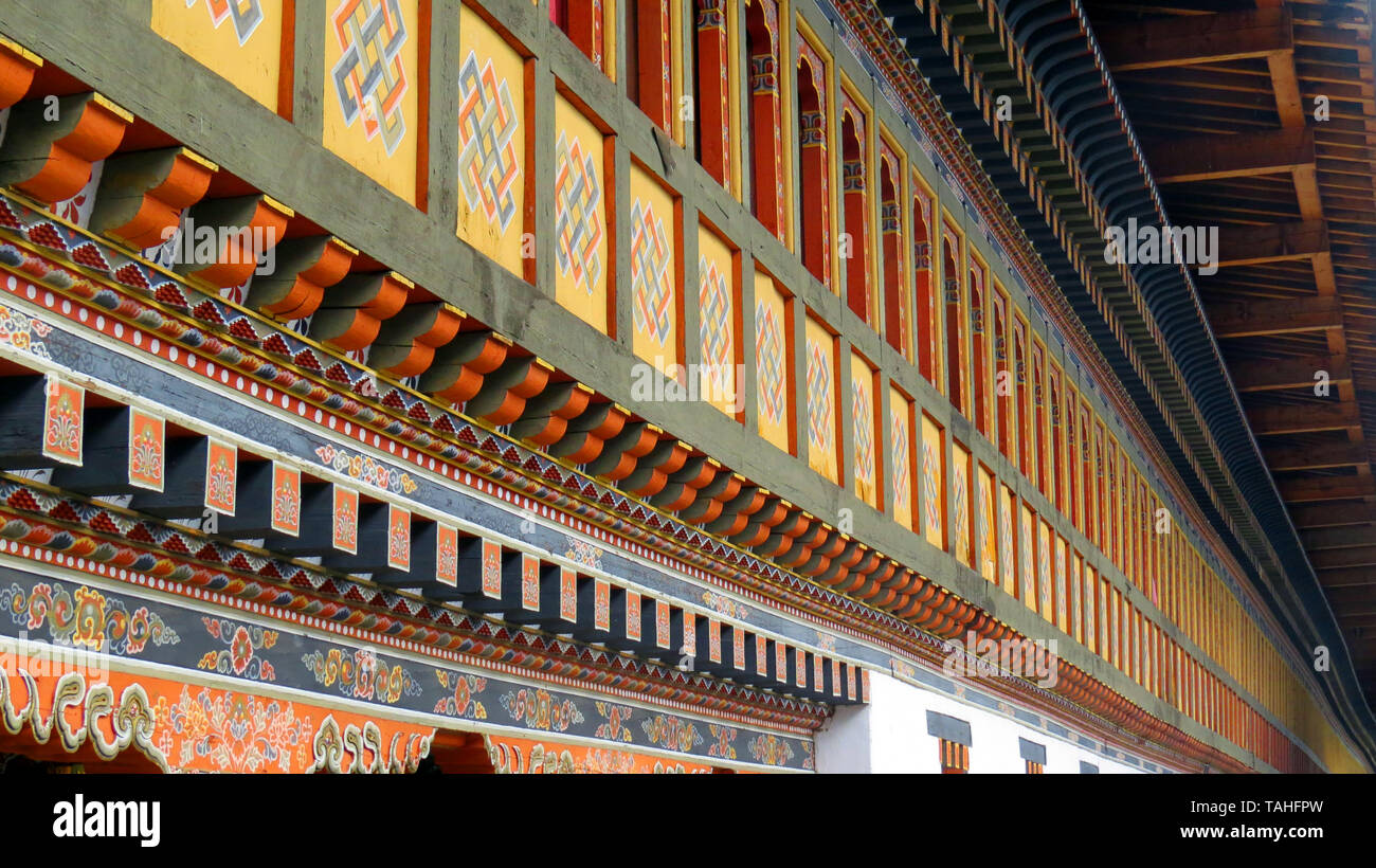 Die schöne Architektur eines Buddhistischen Klosters in einem langen Korridor, in Thimpu, Bhutan Stockfoto