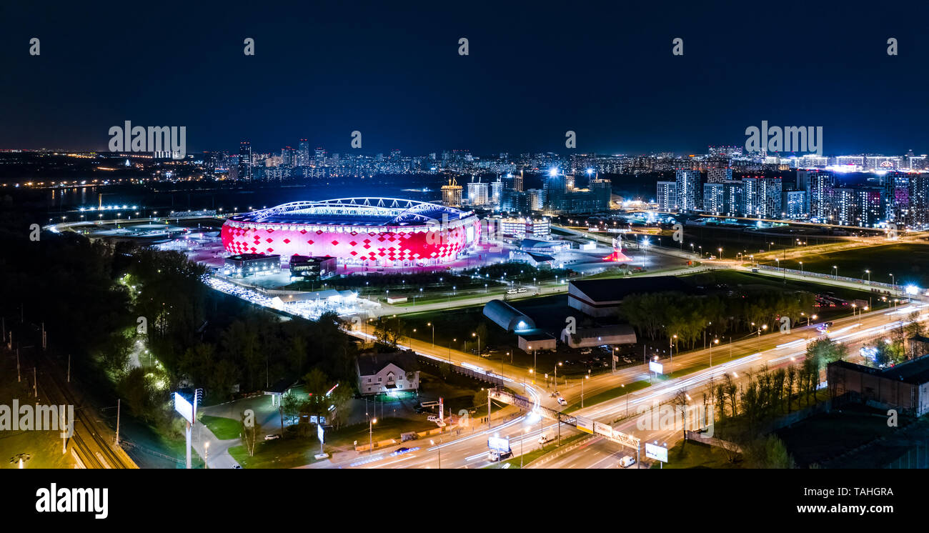Nacht Luftbild von einem Autobahnkreuz und Fußball Stadion Spartak Moskau Otkritie Arena Stockfoto