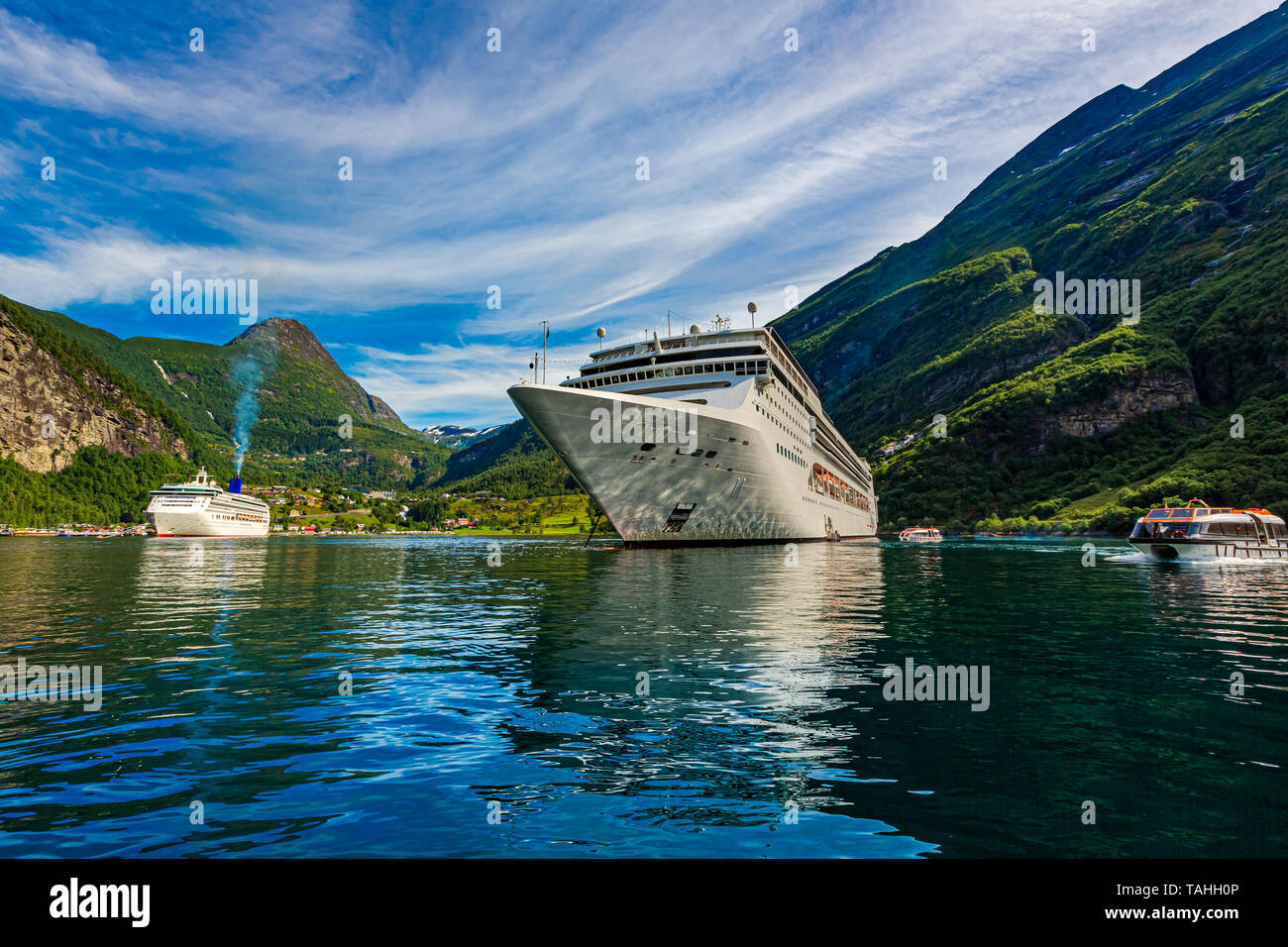 Kreuzfahrtschiff Kreuzfahrtschiffe auf Geiranger Fjord, Norwegen. Der Fjord ist eine der meistbesuchten Sehenswürdigkeiten Norwegens. Geiranger Fjord, einem UNESCO-Herita Stockfoto