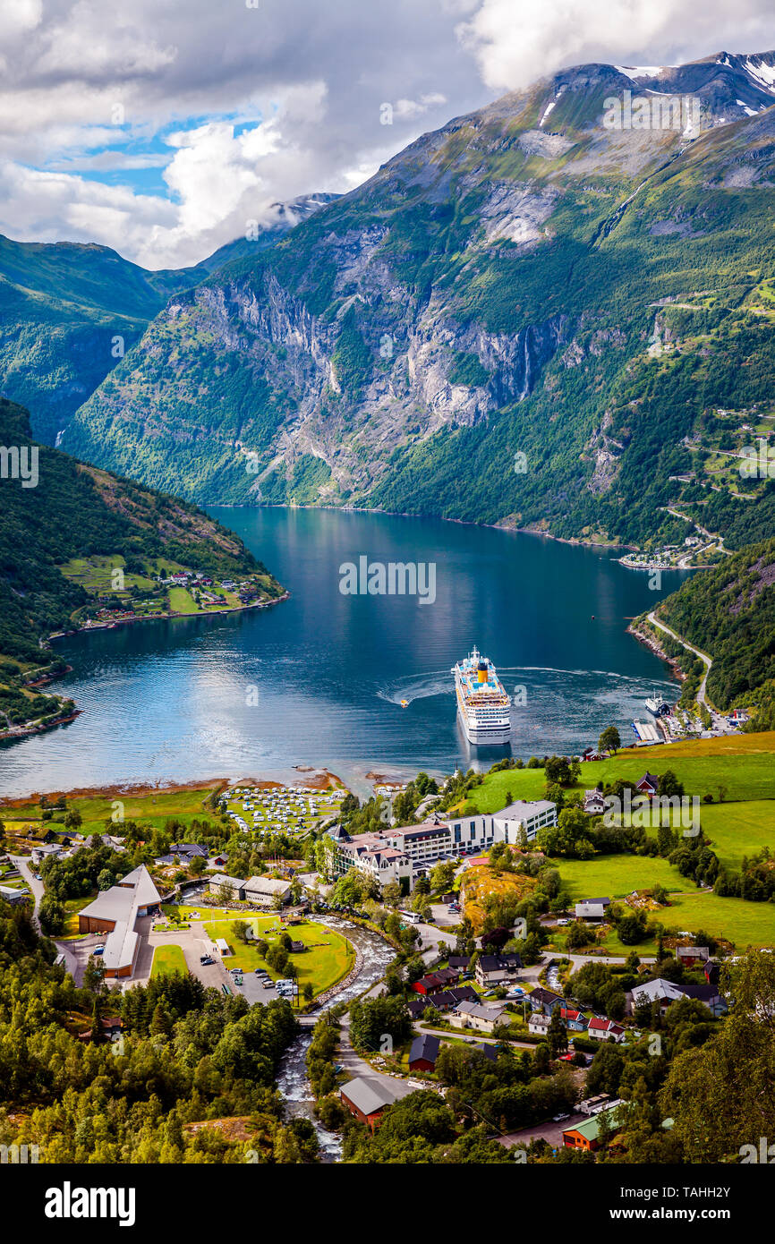 Geiranger Fjord, schöne Natur Norwegen. Der Fjord ist eine der meistbesuchten Sehenswürdigkeiten Norwegens. Geiranger Fjord, ein UNESCO-Weltkulturerbe Stockfoto