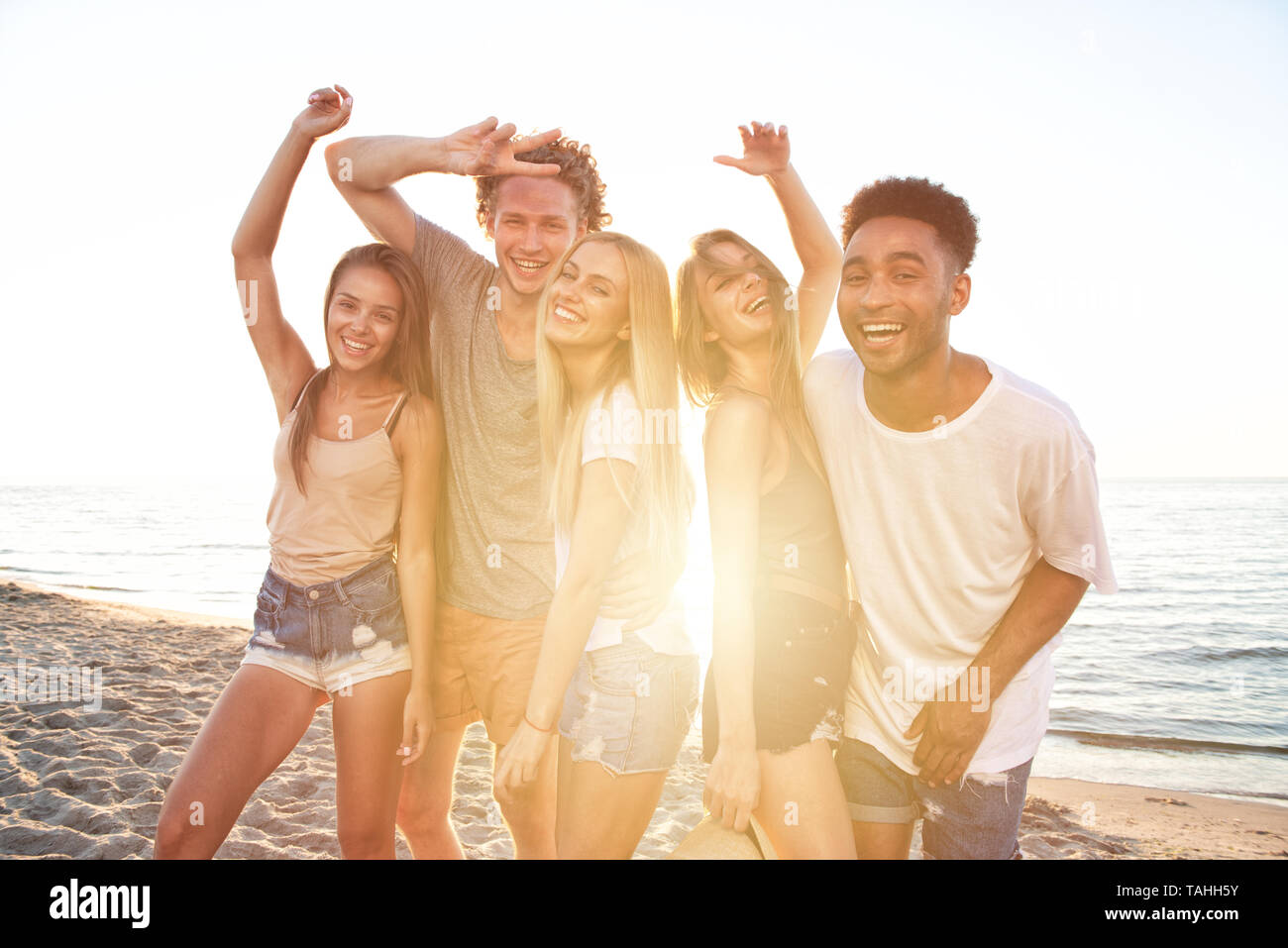 Gruppe von glücklich, Freunde, Spaß am Ocean Beach in der Morgendämmerung Stockfoto