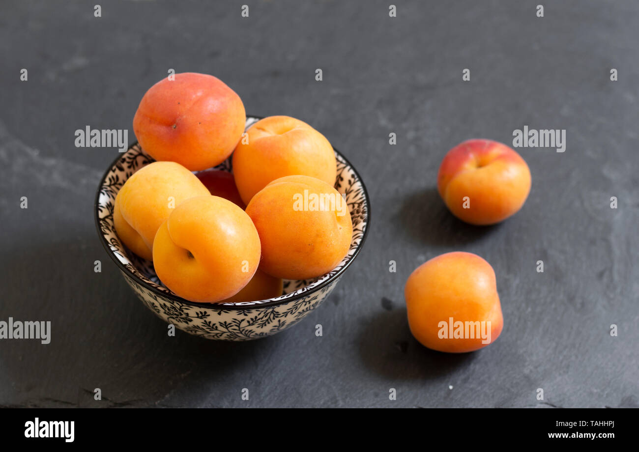 Aprikosen auf Tabelle Ansicht von oben Stockfoto