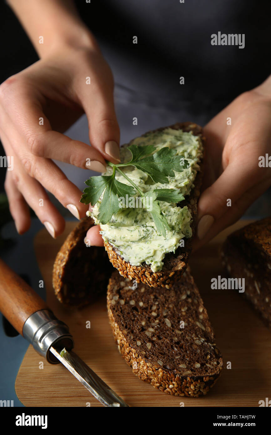 Junge Frau mit Stück frisches Brot mit Butter, Nahaufnahme Stockfoto