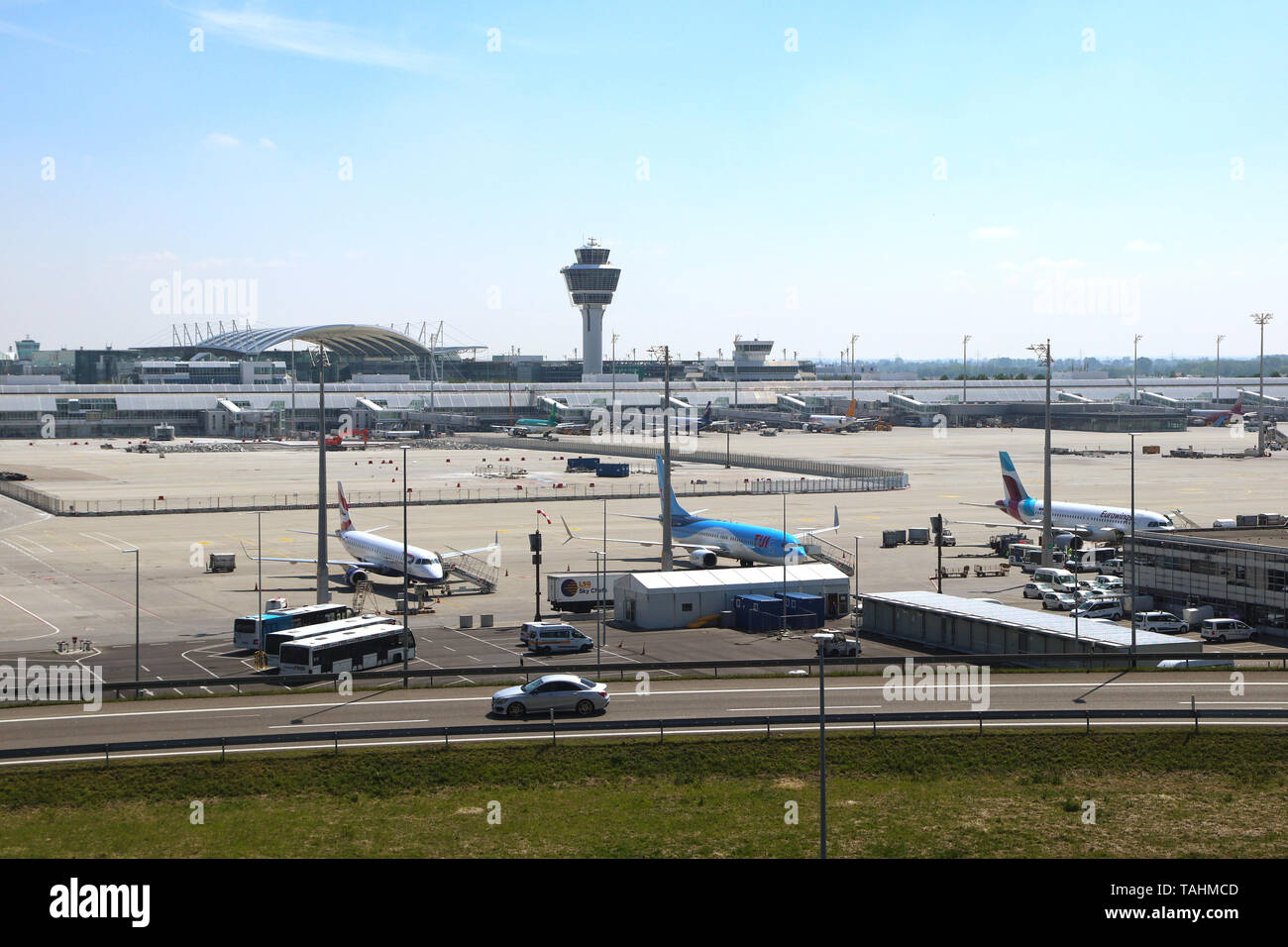 München, Deutschland - Mai 19, 2019 Panoramablick auf internationaler Flughafen München mit dem Kontrollturm und die Start- und Landebahnen Flugzeuge auftanken Stockfoto