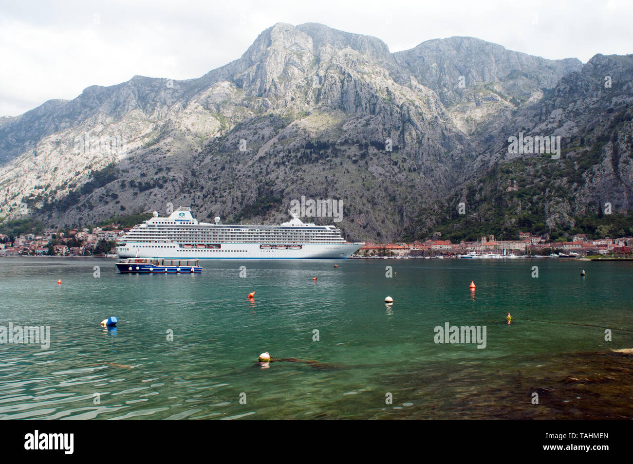 Malerische Aussicht auf die Bucht von Kotor mit Cruiser Montenegro Stockfoto