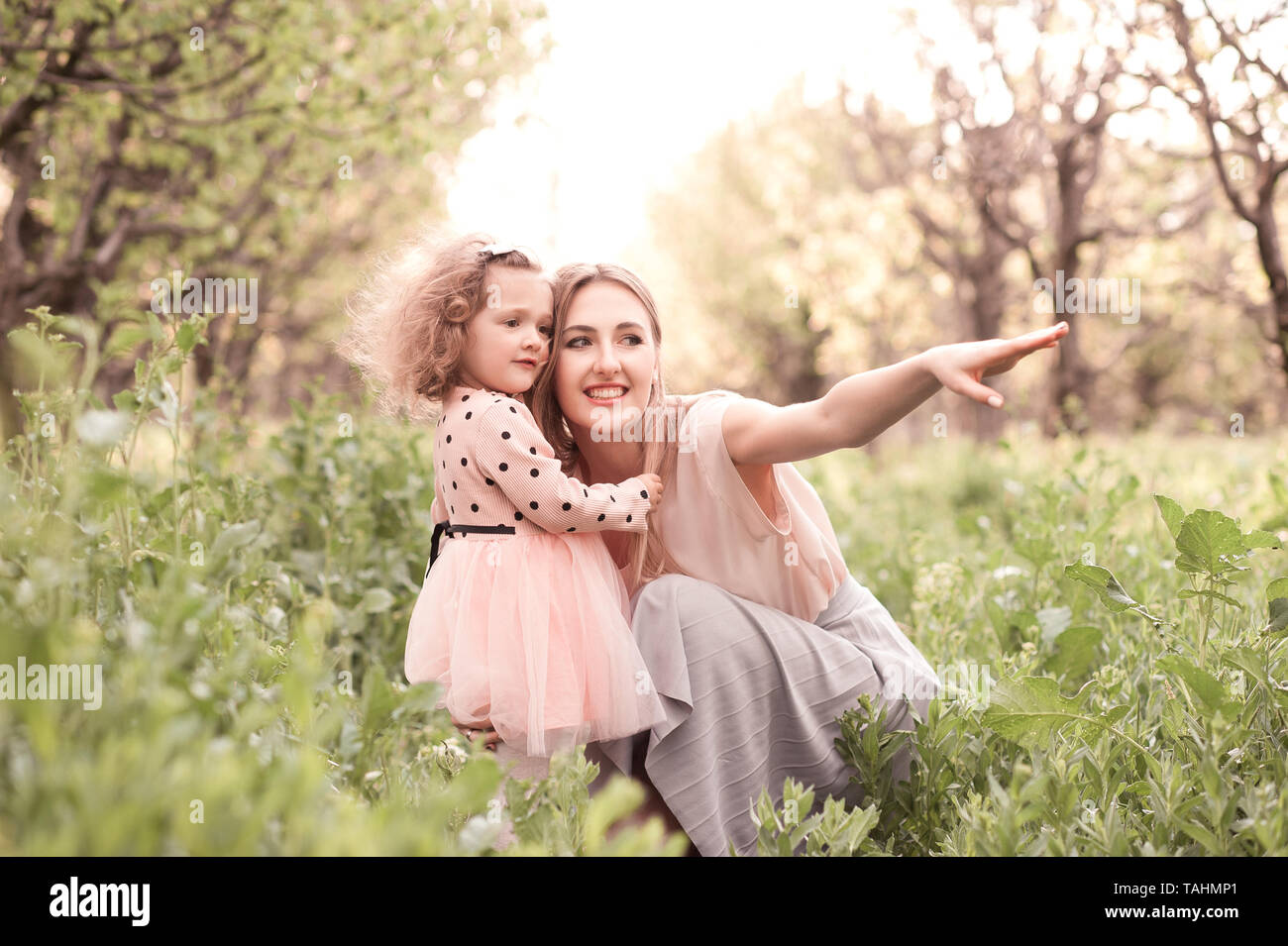 Lächelnde Mutter mit Kind Mädchen 3-4 Jahre alten im Freien. Die Mutterschaft. Stockfoto