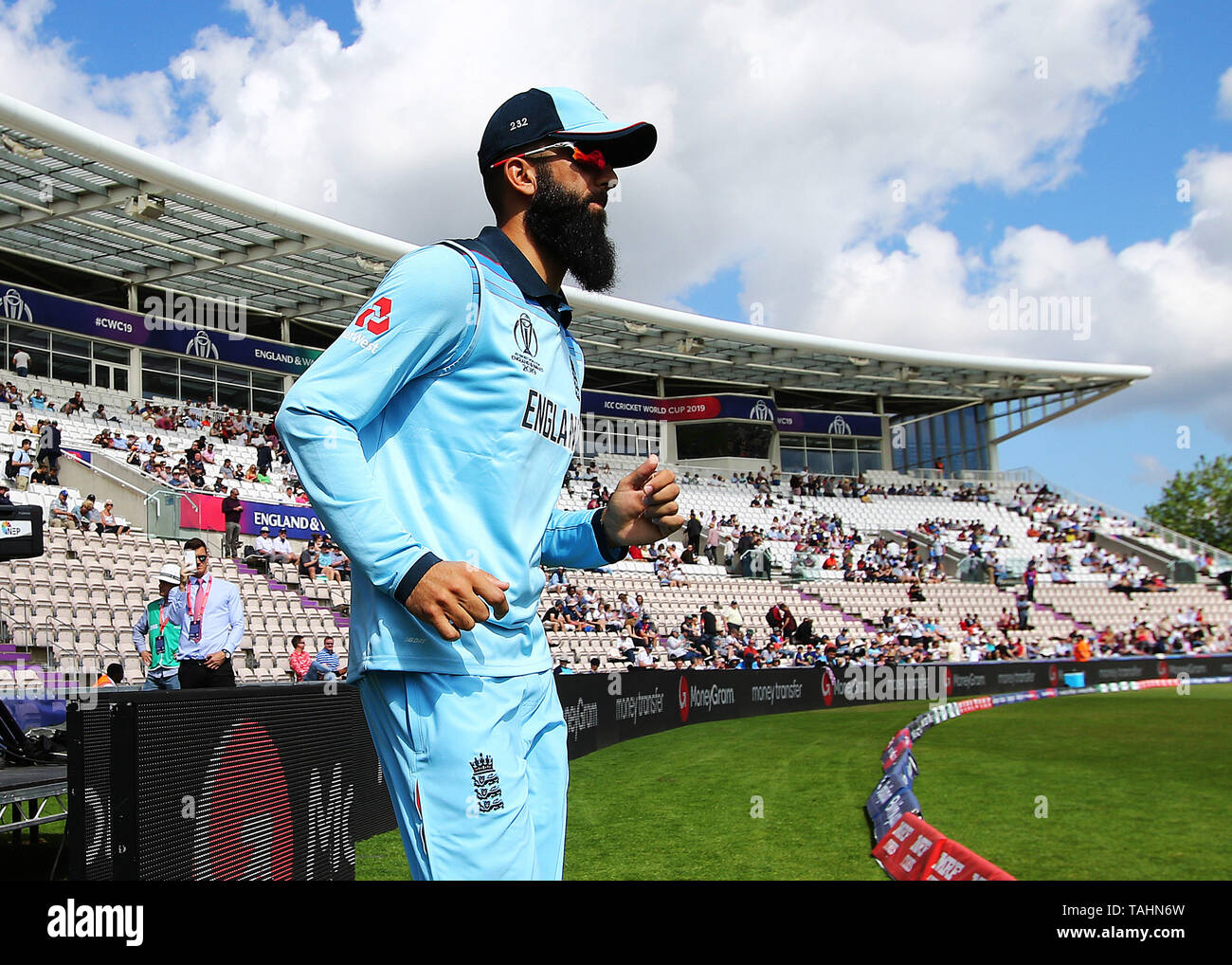 England's Moeen Ali betritt das Spielfeld zum Start des Spiels während der ICC Cricket World Cup Warm up Match am Hampshire Schüssel, Southampton. Stockfoto