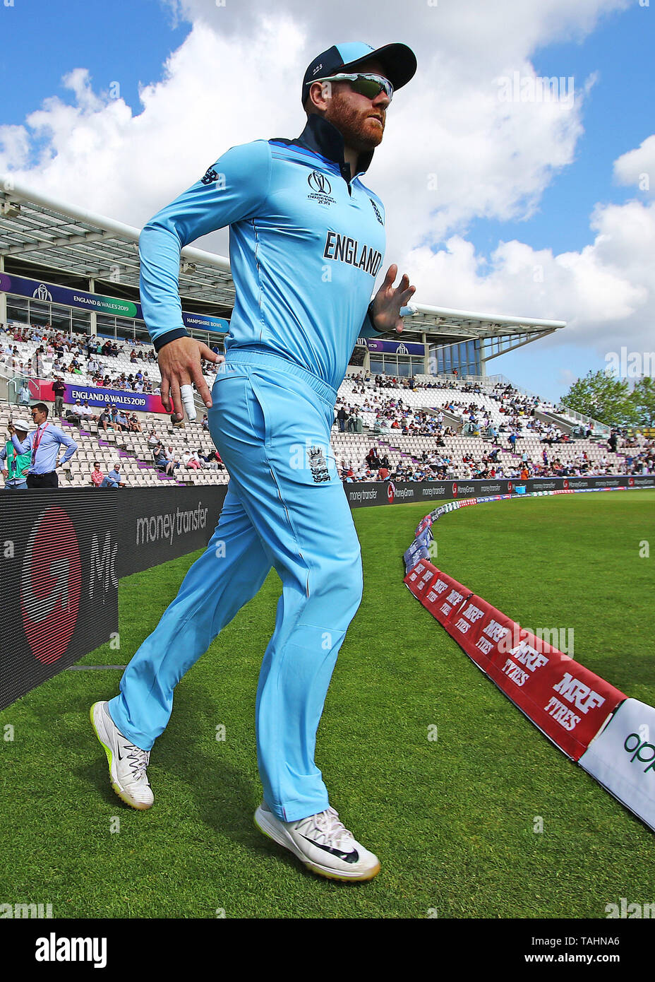 Der englische Jonny Bairstow macht sich auf den Weg zum Start der Mach während des ICC Cricket World Cup Warm Up Spiels im Hampshire Bowl, Southampton. Stockfoto