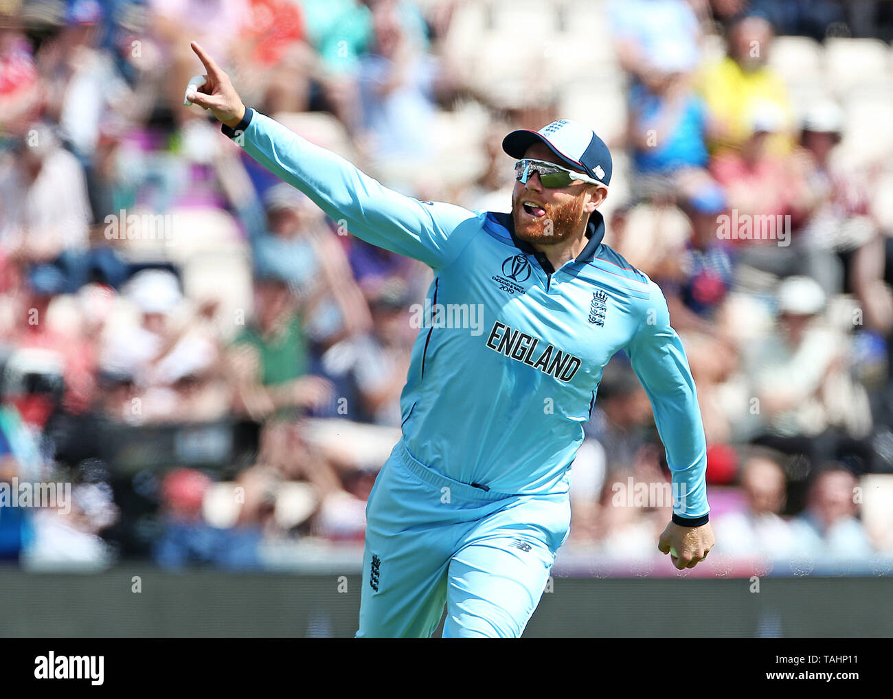 England's Jonny Bairstow feiert, fang Australiens David Warner während der ICC Cricket World Cup Warm up Match am Hampshire Schüssel, Southampton. Stockfoto