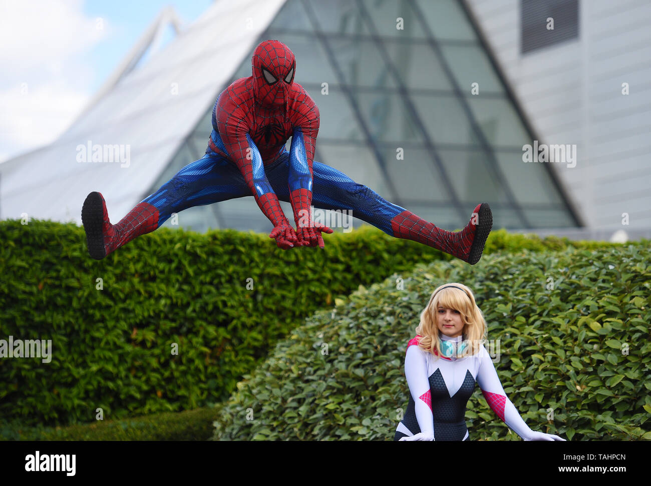 Ein cosplayer gekleidet wie Spiderman Sprünge in der Luft während des zweiten Tages der MCM Comic Con im ExCel London im Osten von London. Stockfoto