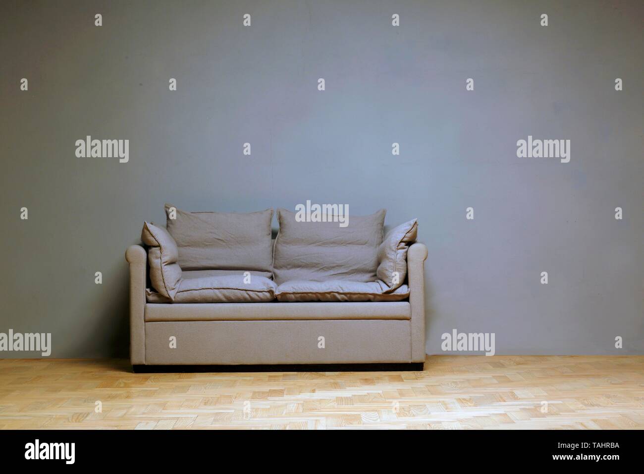 Lonely Couch vor eine Wand im Zimmer, Einsamkeit, Deutschland Stockfoto