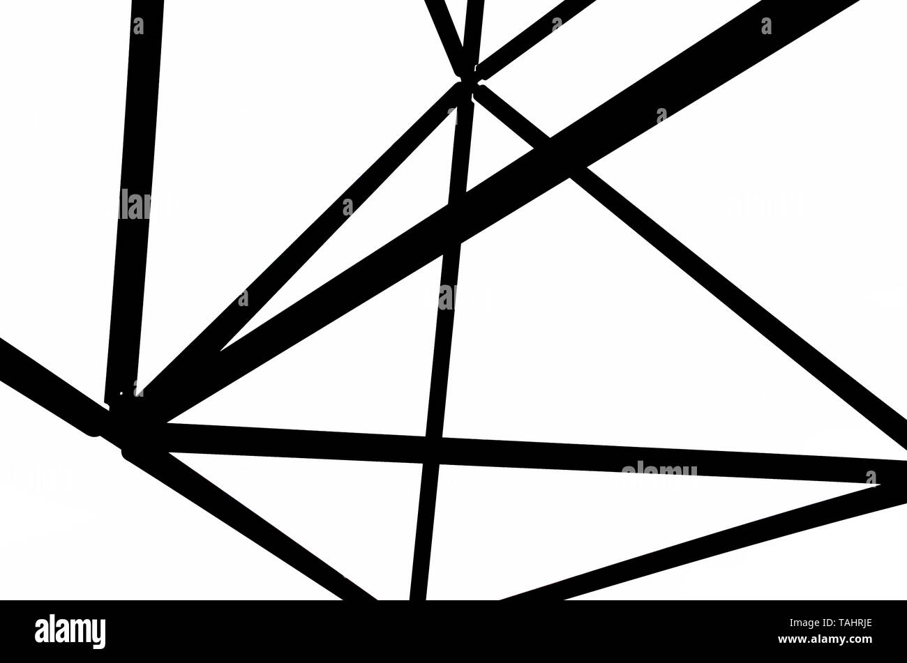 Schwarz-weiß Bild von der Stahlkonstruktion der Tetraeder in Bottrop, Deutschland. Die Grundlagen der Struktur sind durch Dreiecke gebildet. Das Design erinnert an die Erstellung eines tetrix. Stockfoto