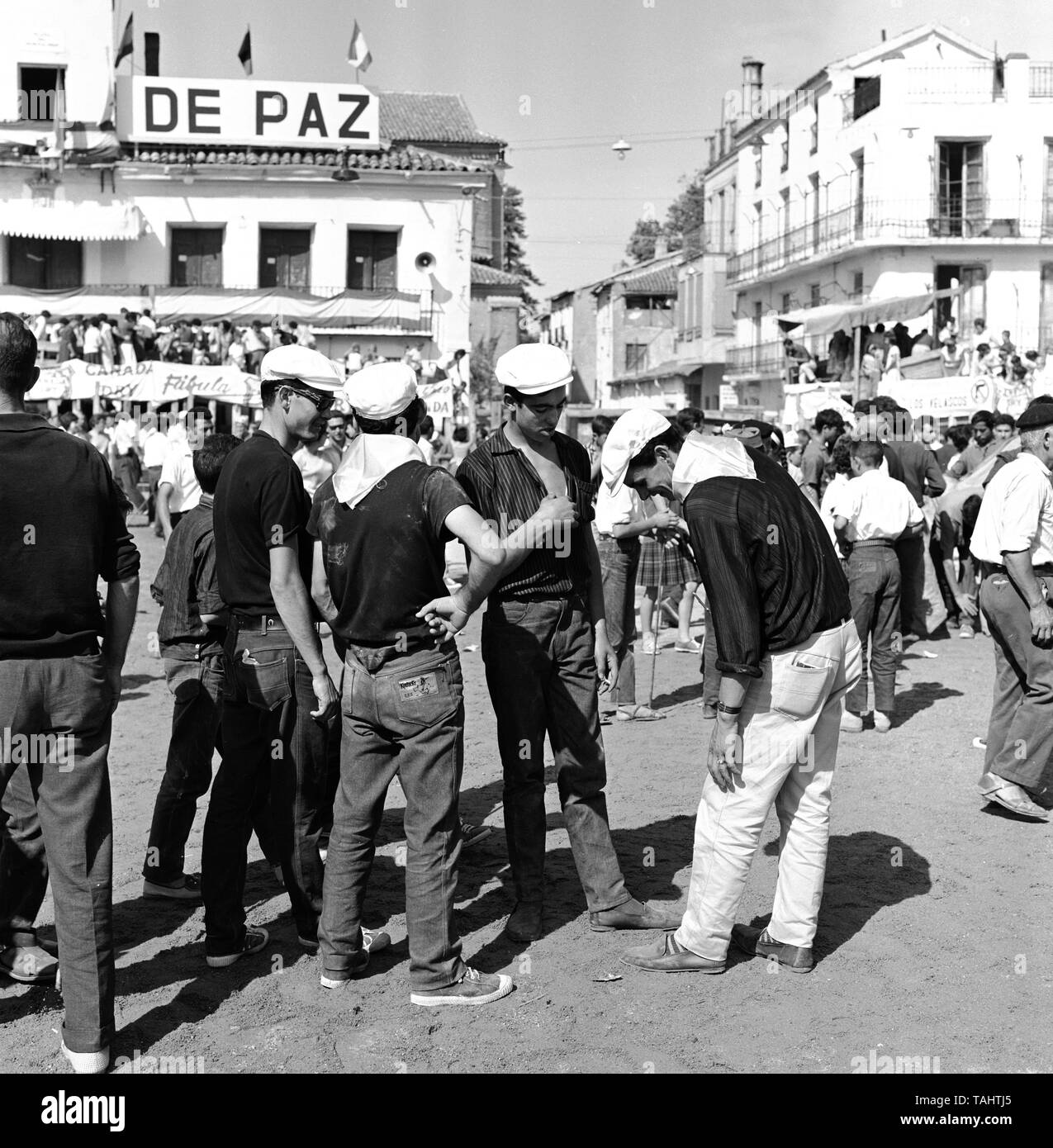 ENCIERRO EN ARGANDA DEL REY - MOZOS ESPERANDO AL ENCARGADO DE TORILES - 1964 - ByN 41370. Lage: an der Außenseite. MADRID. Stockfoto