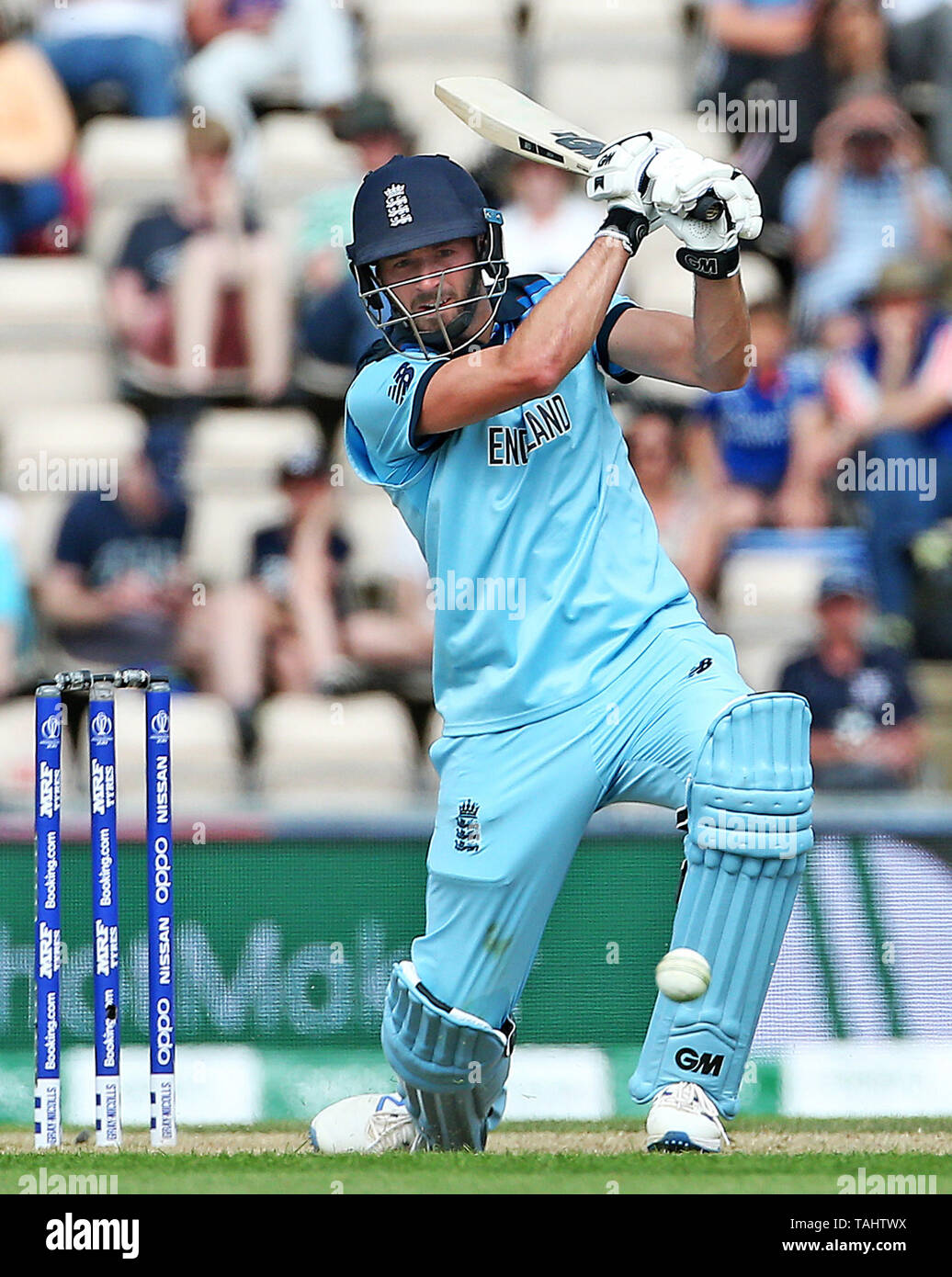 Der englische James Vince trifft sich während des ICC-Cricket-WM-Aufwärmmatches im Hampshire Bowl, Southampton. Stockfoto