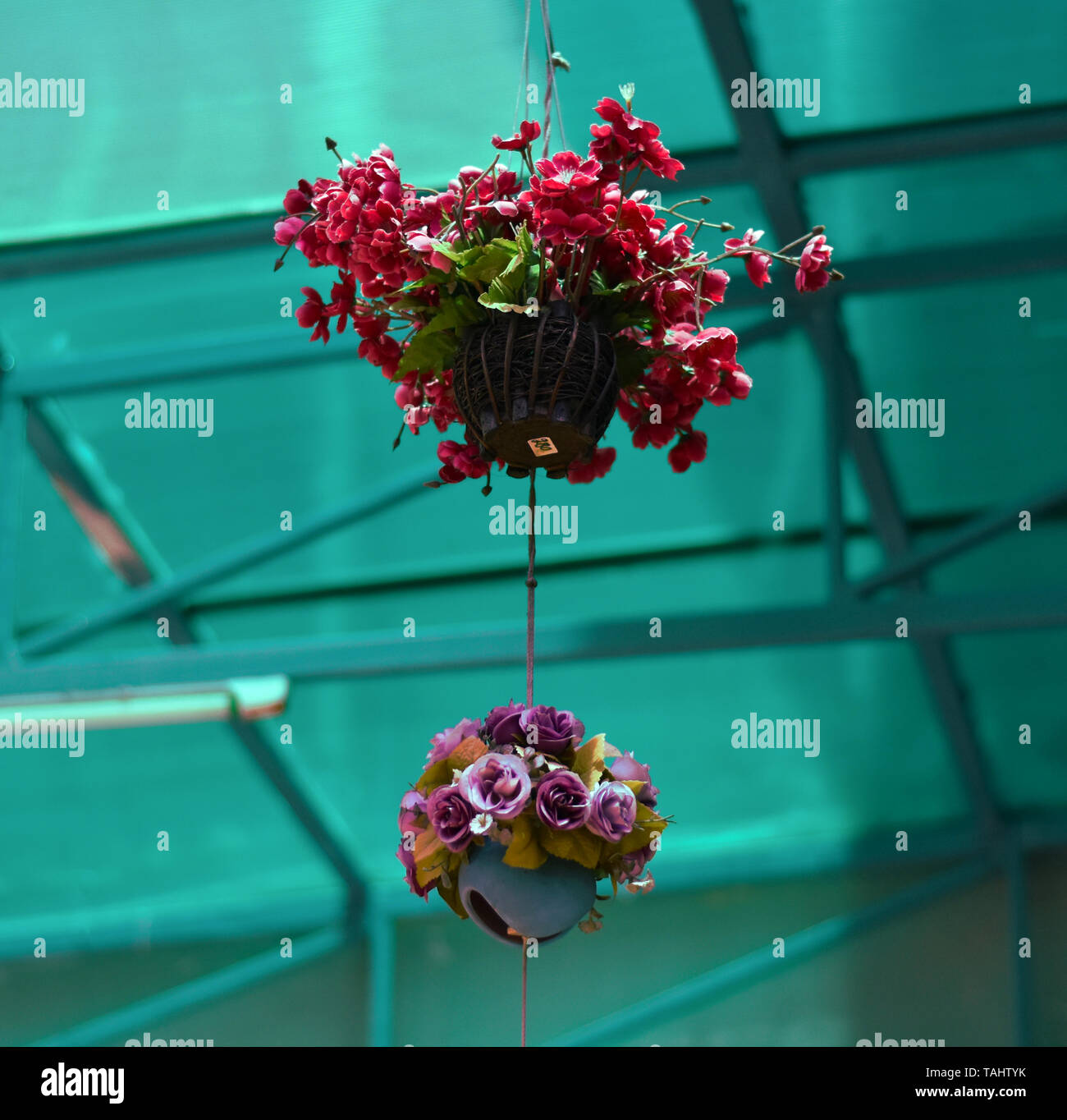 Bild von einem hängenden Blumenkorb. Stockfoto