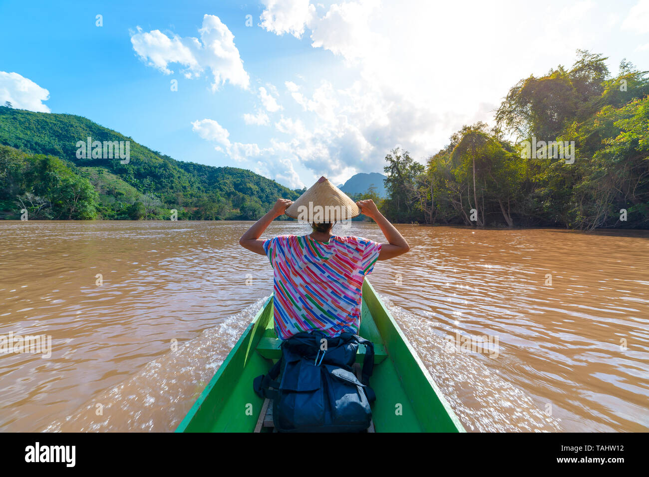 Frau mit traditionellen hat Kreuzfahrt auf dem braunen Wasser des Nam Ou Flusses in Laos, erstaunliche Landschaft Bergdschungel berühmten Reiseziel in Sou Stockfoto