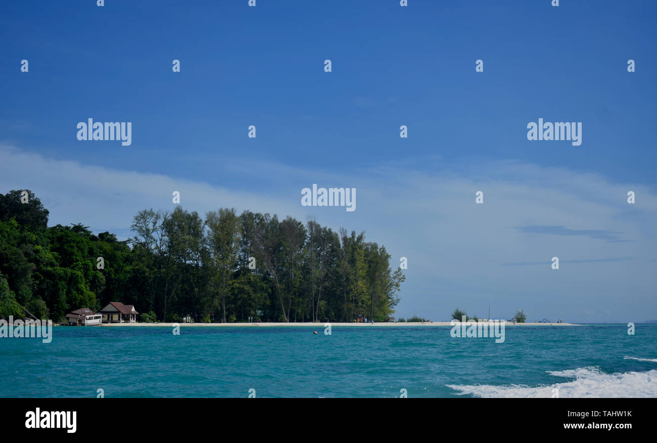 Bild von einer kleinen Insel aus dem Meer entnommen. Stockfoto