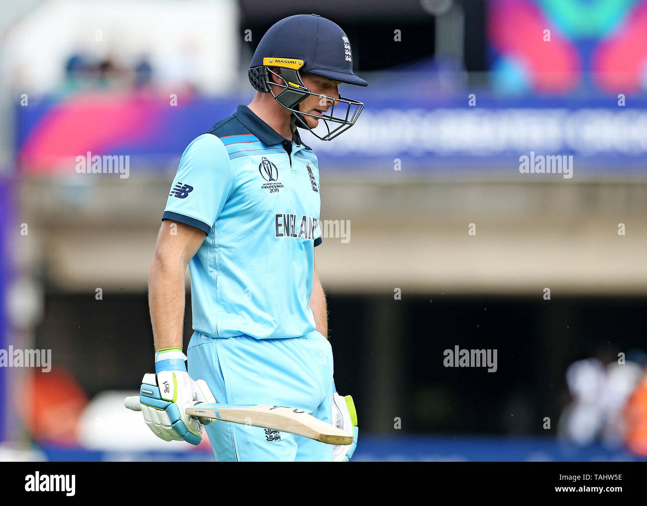 Der englische Jos Butler sieht niedergeschlagen aus, als er das Spielfeld verlässt, nachdem er während des ICC-Cricket-WM-Warm-Up-Spiels beim Hampshire Bowl in Southampton entlassen wurde. Stockfoto