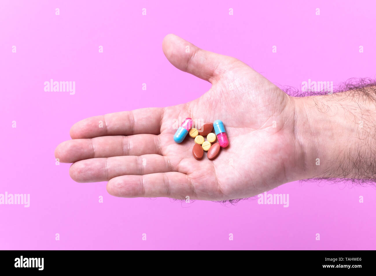 Nahaufnahme einer Hand, die pharmazeutischen Pille. Stockfoto