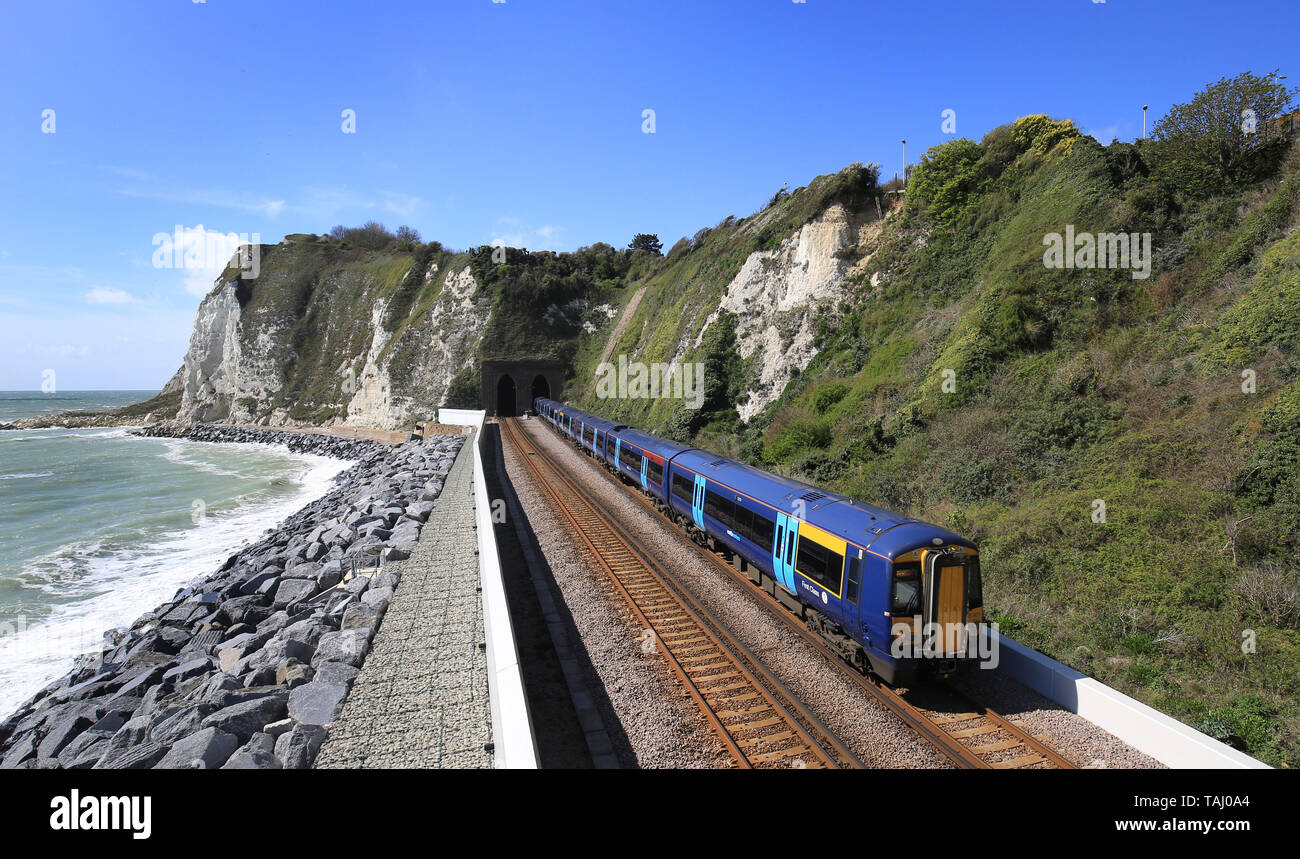 Eine südöstliche Zug fährt durch Dover in Kent. Bild Datum: Freitag, 26. April 2019. Photo Credit: Gareth Fuller/PA-Kabel Stockfoto