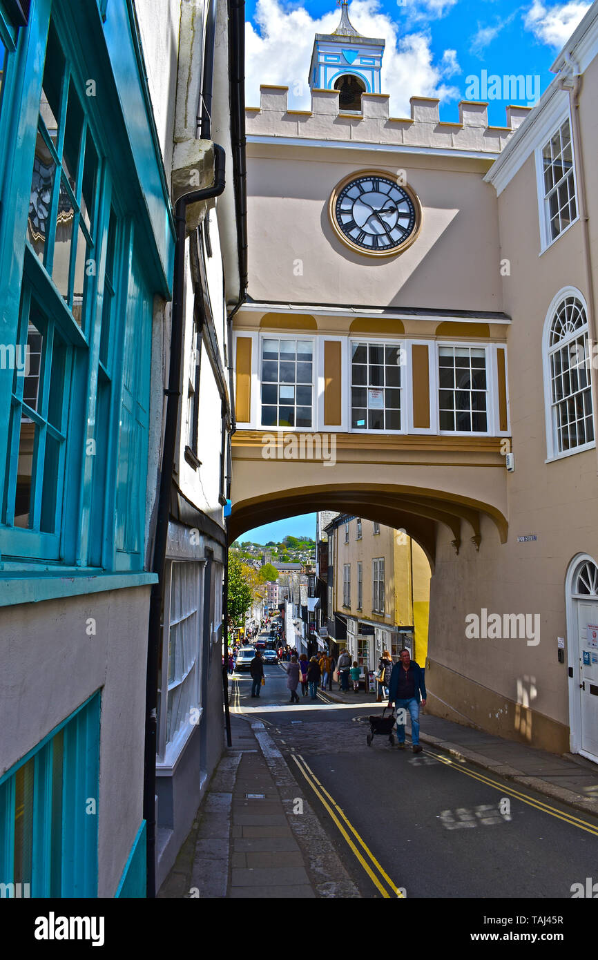 Ein Blick auf die Straße von Geschäften am oberen Ende des Fore Street in Totnes Innenstadt, die die alten Gebäude auf der Straße gebaut und mit Uhr & Tower. Stockfoto