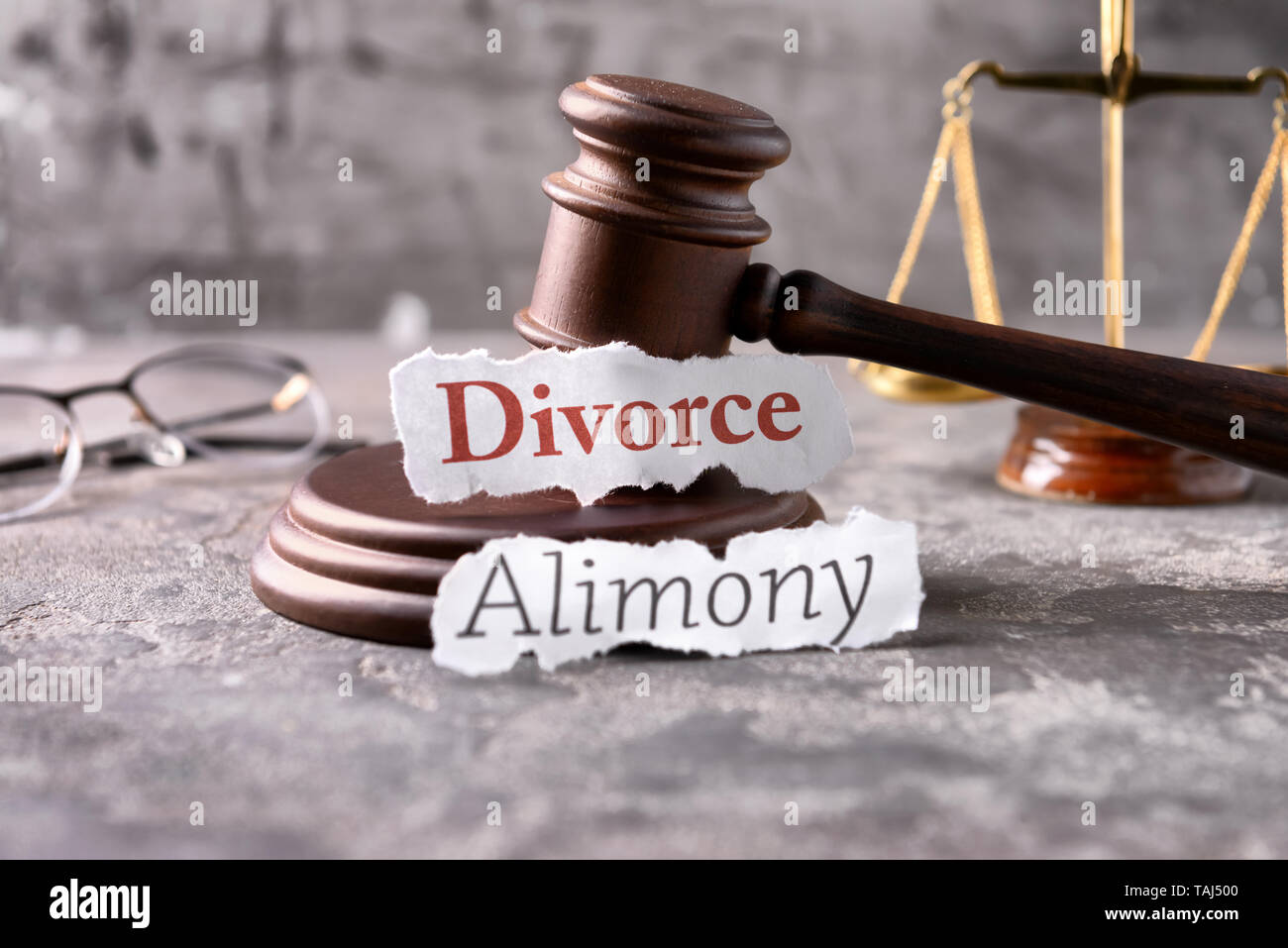 Judge's Hammer und Papiere mit Text unterhalt und Scheidung am Tisch Stockfoto