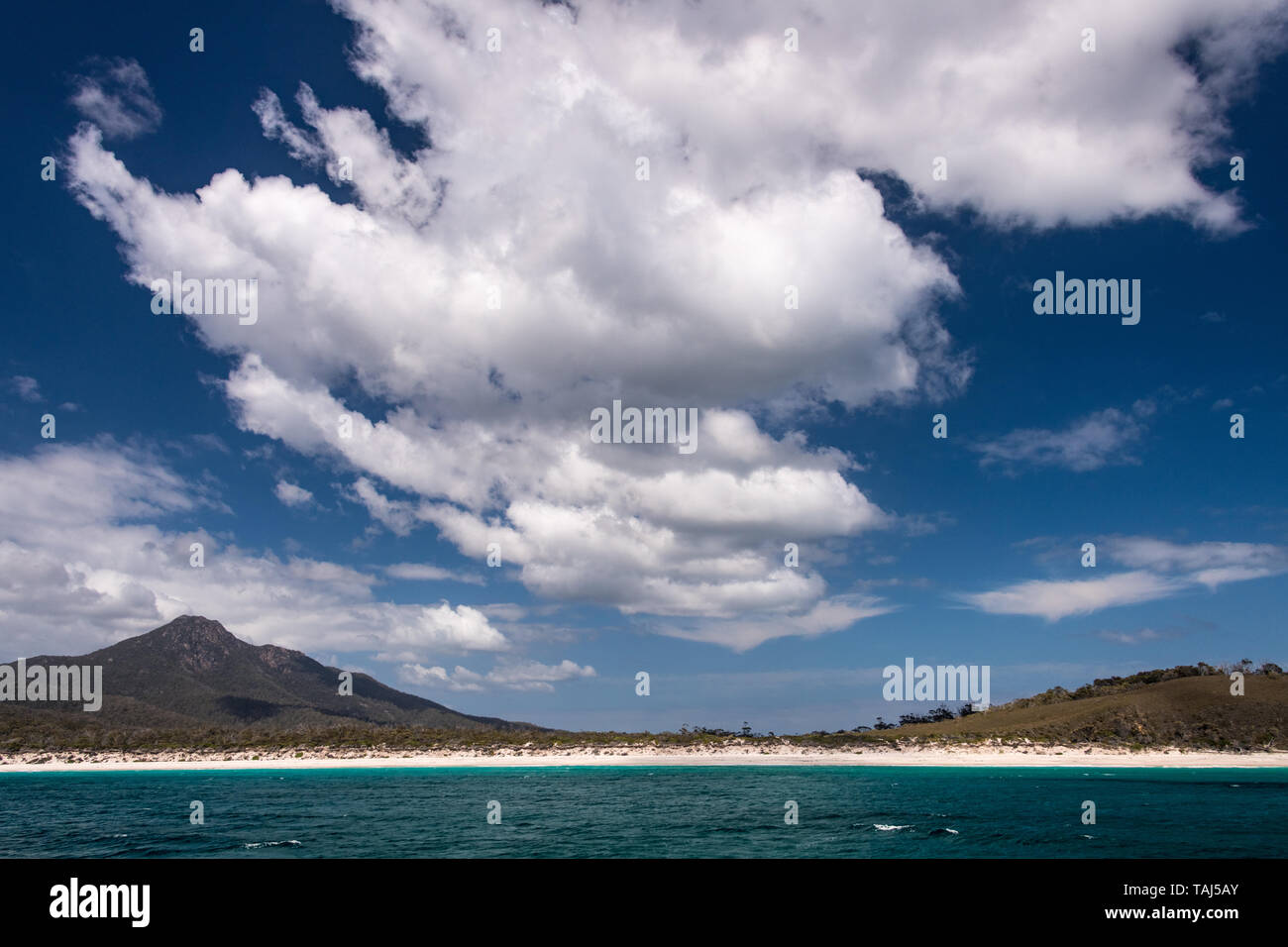 Wineglass Bay, Freycinet National Park, Strand, Himmel und Wolken mit türkisblauem Meer Stockfoto