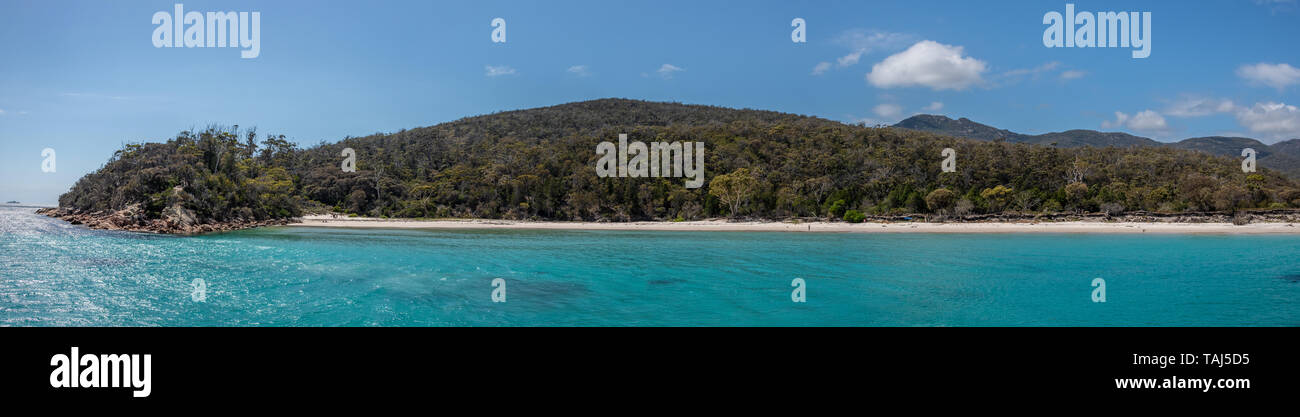 Panorama der Wineglass Bay, Freycinet National Park, Strand, Himmel und Wolken mit türkisblauem Meer Stockfoto