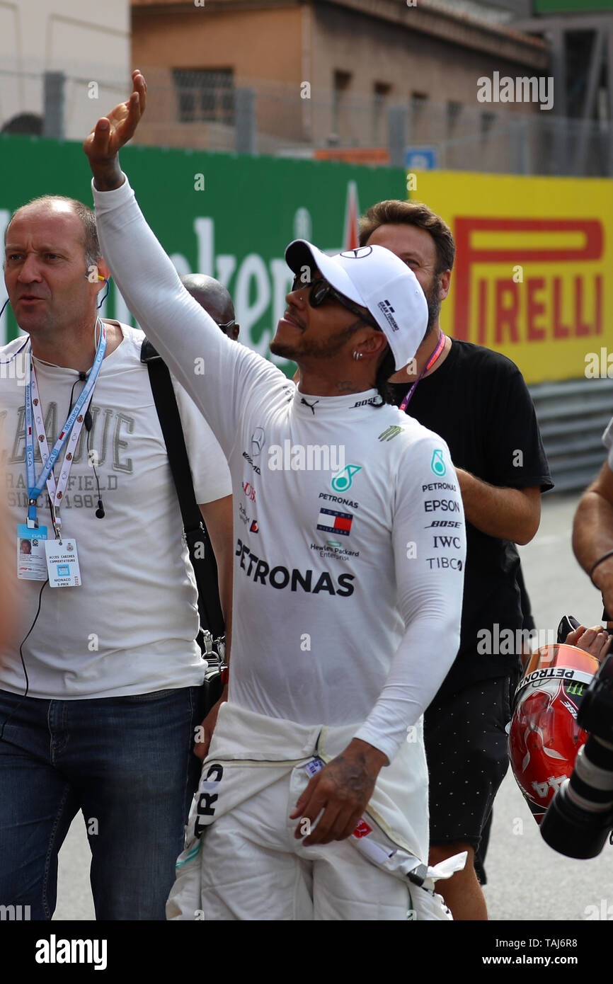 Monte Carlo, Monaco. 25 Mai, 2019. Lewis Hamilton von MERCEDES AMG PETRONAS Motorsport feiert im Parc Ferme nach dem Qualifying für den F1 Grand Prix von Monaco Quelle: Marco Canoniero/Alamy leben Nachrichten Stockfoto