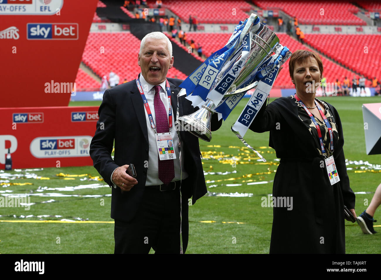 London, Großbritannien. 25. Mai 2019. Tranmere Rovers Besitzer, Vorsitzender Mark Palios (l) und der Stellvertretende Vorsitzende Nicola Palios (rechts) heben Sie die Trophäe nach dem Spiel. Skybet Fußball-Liga zwei Play-off Finale, Newport County v Tranmere Rovers im Wembley Stadion in London am Samstag, den 25. Mai 2019. Dieses Bild dürfen nur für redaktionelle Zwecke verwendet werden. Nur die redaktionelle Nutzung, eine Lizenz für die gewerbliche Nutzung erforderlich. Keine Verwendung in Wetten, Spiele oder einer einzelnen Verein/Liga/player Publikationen. pic von Andrew Obstgarten/Andrew Orchard sport Fotografie/Alamy leben Nachrichten Stockfoto