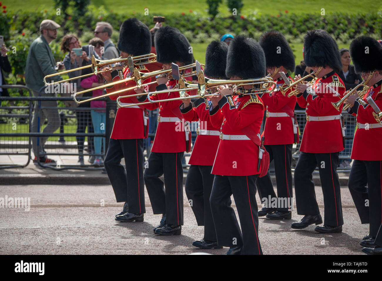 Die Mall, London, UK. 25. Mai 2019. Band der Irischen Wächter marschiert die Mall während des großen Generäle Review, dem vorletzten Probe für die Farbe am 8. Juni 2019. Credit: Malcolm Park/Alamy Leben Nachrichten. Stockfoto