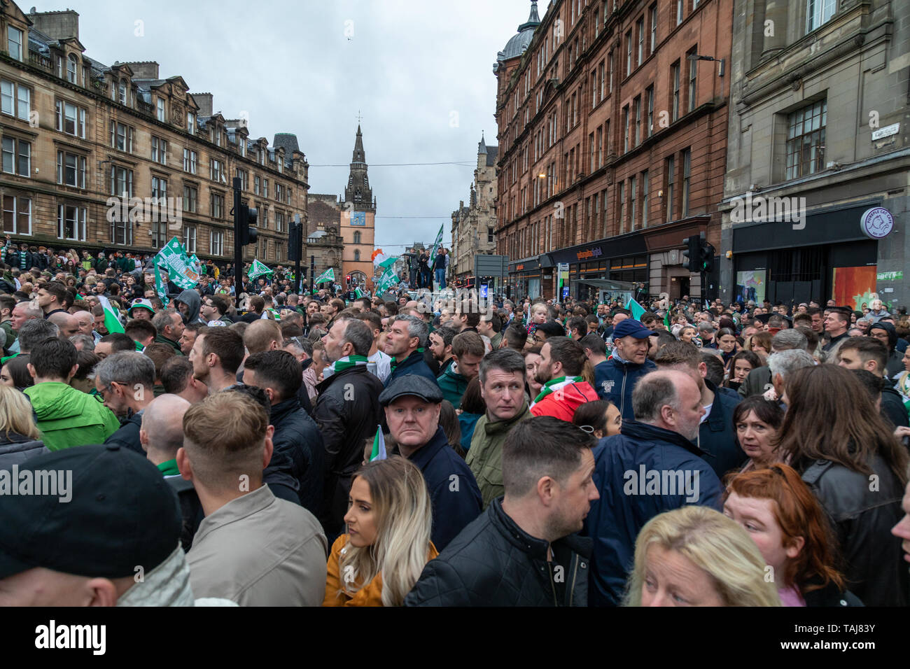 Glasgow Celtic Football Club gewinnen die Scottish Cup gegen Herzen aber die oben offenen Parade bus danach organisiert ist unter Sicherheit Ängste abgebrochen. Tausende von Fans für fast zwei Stunden bei der Stadt Saltmarket und Glasgow Cross in Erwartung seiner Ankunft versammelt. Stockfoto