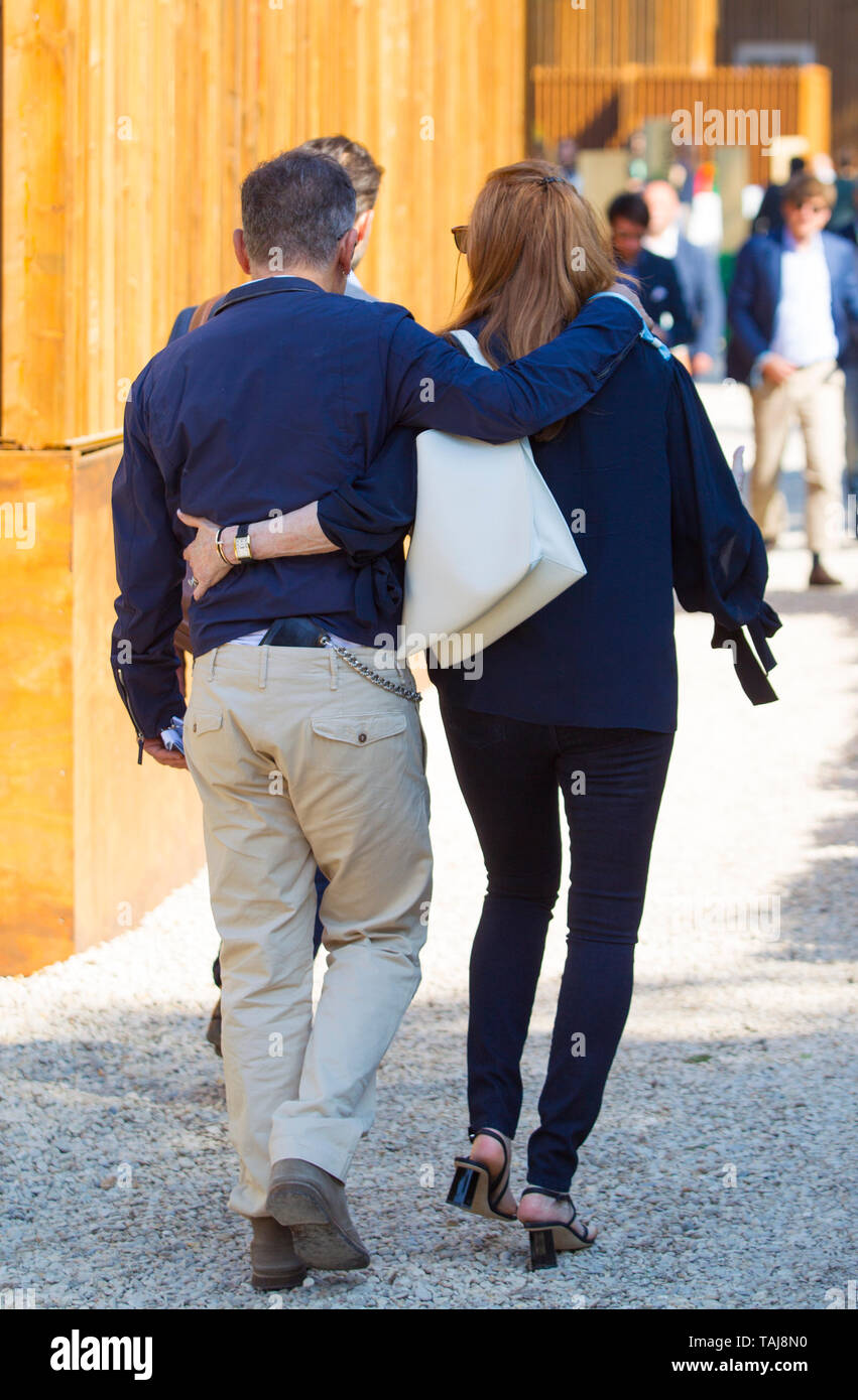 *** Keine WEB *** Rom, der berühmte amerikanische Sänger Bruce Springsteen fotografiert während der 'Piazza di Siena' Horse Show, in der seine Tochter Jessica teil nimmt. In den Fotos Bruce in der Firma seiner Frau Patti und seine Tochter, die bei seiner Ankunft wird angezeigt und während Sie sich mit an den Tisch. Stockfoto