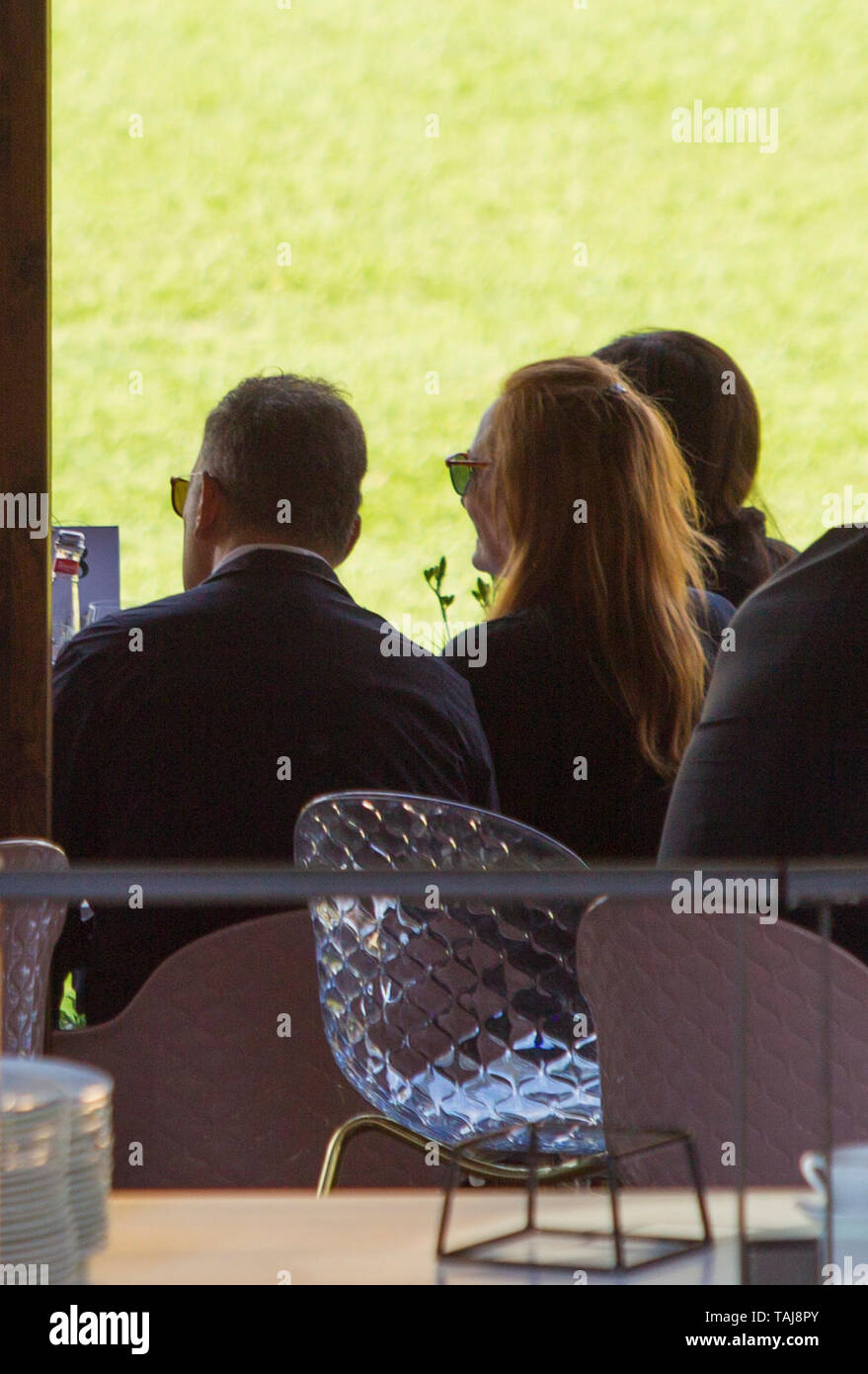 *** Keine WEB *** Rom, der berühmte amerikanische Sänger Bruce Springsteen fotografiert während der 'Piazza di Siena' Horse Show, in der seine Tochter Jessica teil nimmt. In den Fotos Bruce in der Firma seiner Frau Patti und seine Tochter, die bei seiner Ankunft wird angezeigt und während Sie sich mit an den Tisch. Stockfoto