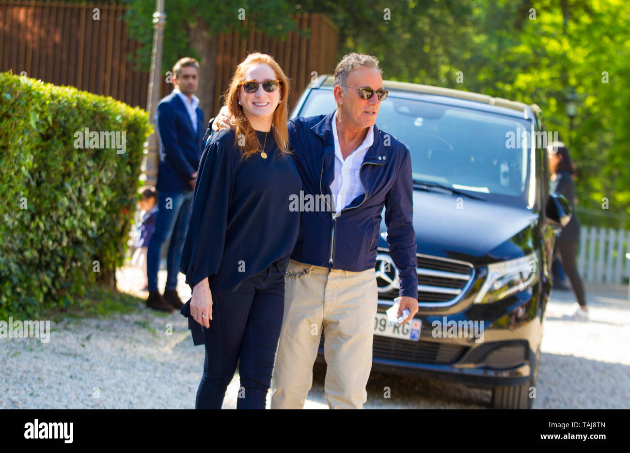 *** Keine WEB *** Rom, der berühmte amerikanische Sänger Bruce Springsteen fotografiert während der 'Piazza di Siena' Horse Show, in der seine Tochter Jessica teil nimmt. In den Fotos Bruce in der Firma seiner Frau Patti und seine Tochter, die bei seiner Ankunft wird angezeigt und während Sie sich mit an den Tisch. Stockfoto