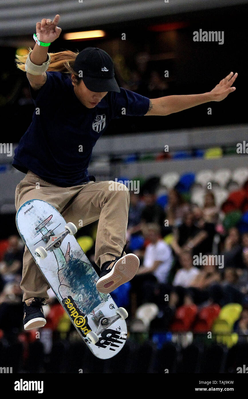 Eine weibliche Skater zieht ein Trick bei der die Männer Viertelfinale. 2019 SLS World Tour, Street League Skateboarding Event an der Kupfer, Arena, Queen Elizabeth Olympic Park in London am Samstag, den 25. Mai 2019 Dieses Bild dürfen nur für redaktionelle Zwecke verwendet werden. Nur die redaktionelle Nutzung, eine Lizenz für die gewerbliche Nutzung erforderlich. pic von Steffan Bowen/Andrew Orchard sport Fotografie/Alamy leben Nachrichten Stockfoto