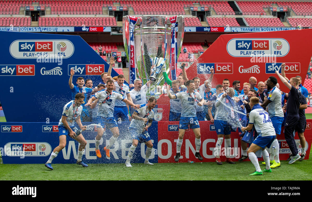 London, Großbritannien. 25 Mai, 2019. Tranmere Rovers Feiern während der Sky Bet Liga 2 Play-Off Finale zwischen Newport County und Tranmere Rovers im Wembley Stadion, London, England am 25. Mai 2019. Foto von Andy Rowland. Credit: PRiME Media Images/Alamy leben Nachrichten Stockfoto